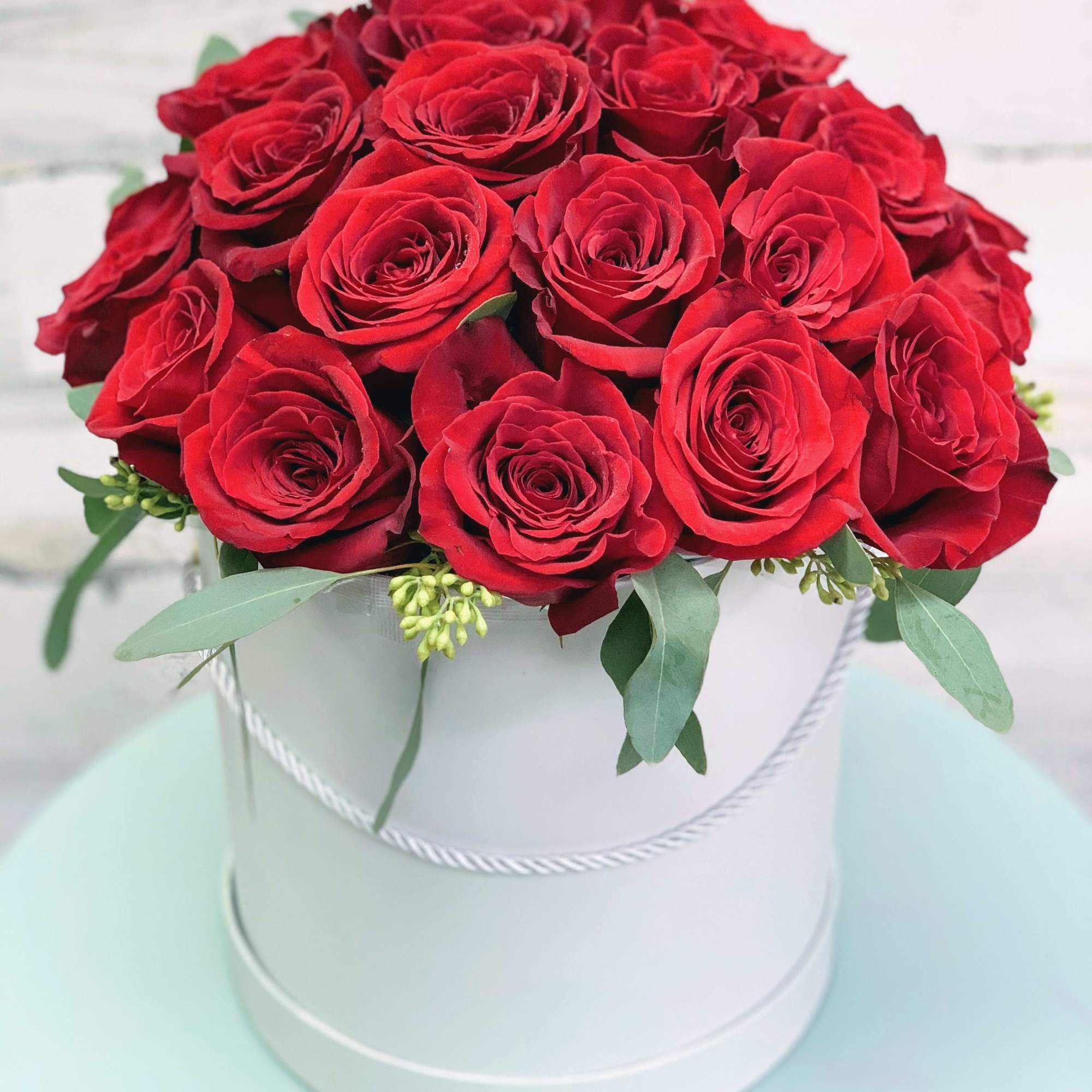 Amazing box super select 25 red roses! The pictures shows in deluxe