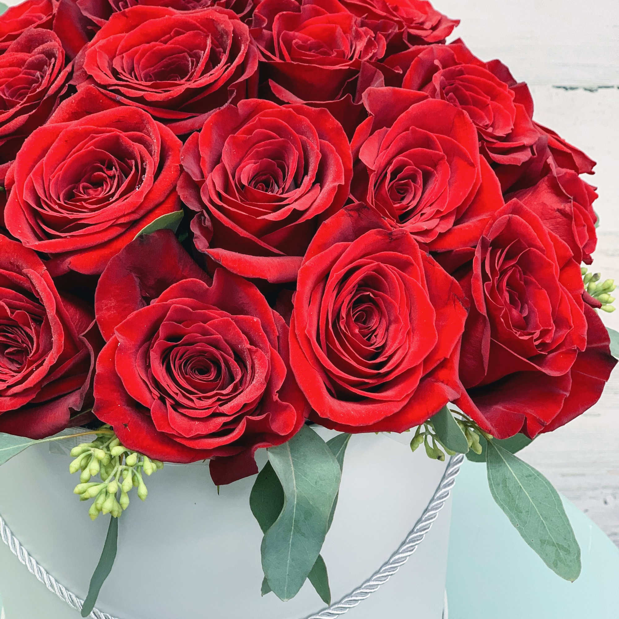 Amazing box super select 25 red roses! The pictures shows in deluxe