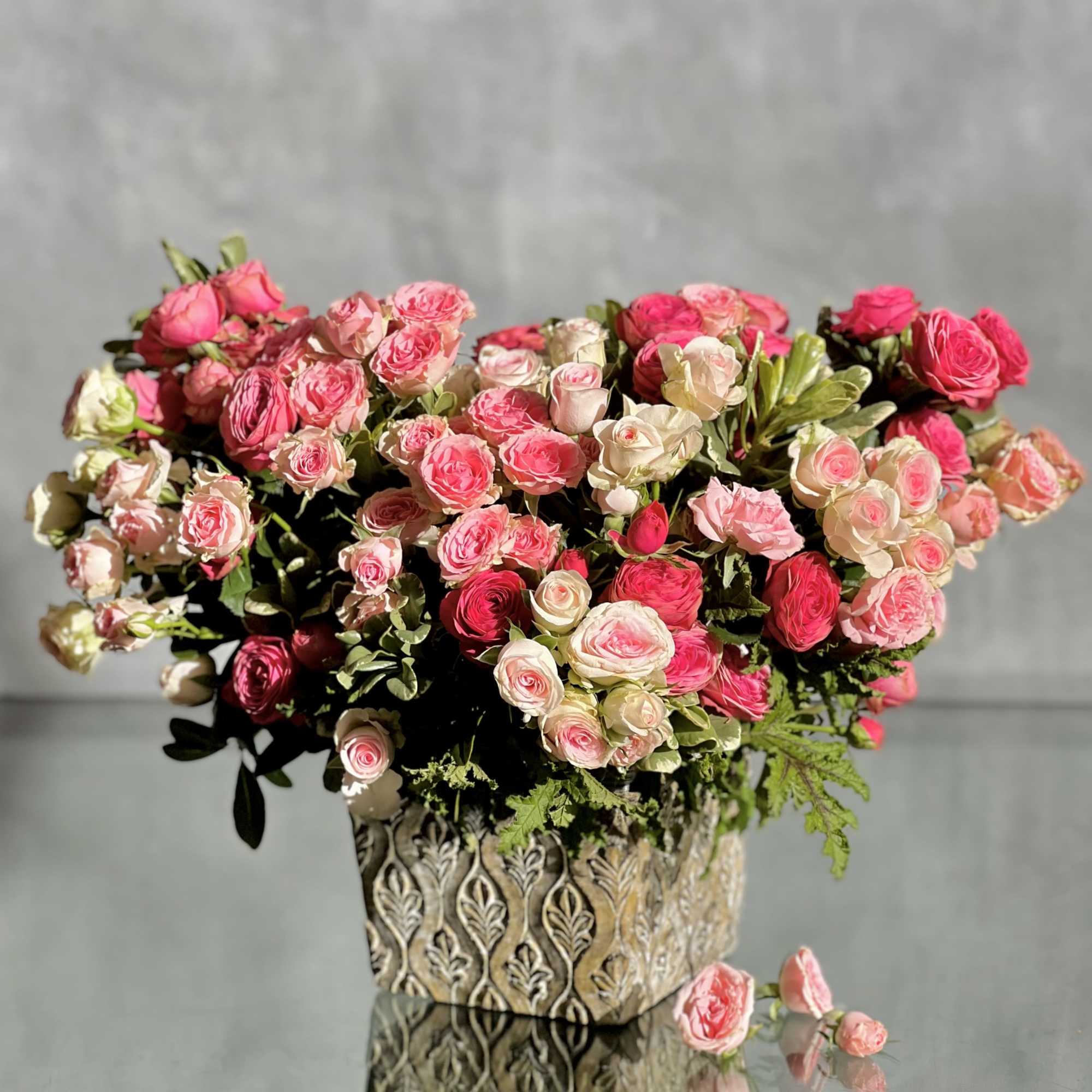 In this floral piece we can see a bright array of multi