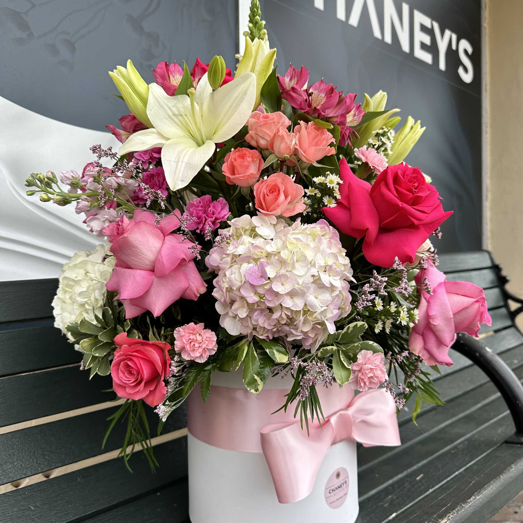 Dream pink and send XXL! Happy and cheerful premium flowermix 28&ldquo; tall