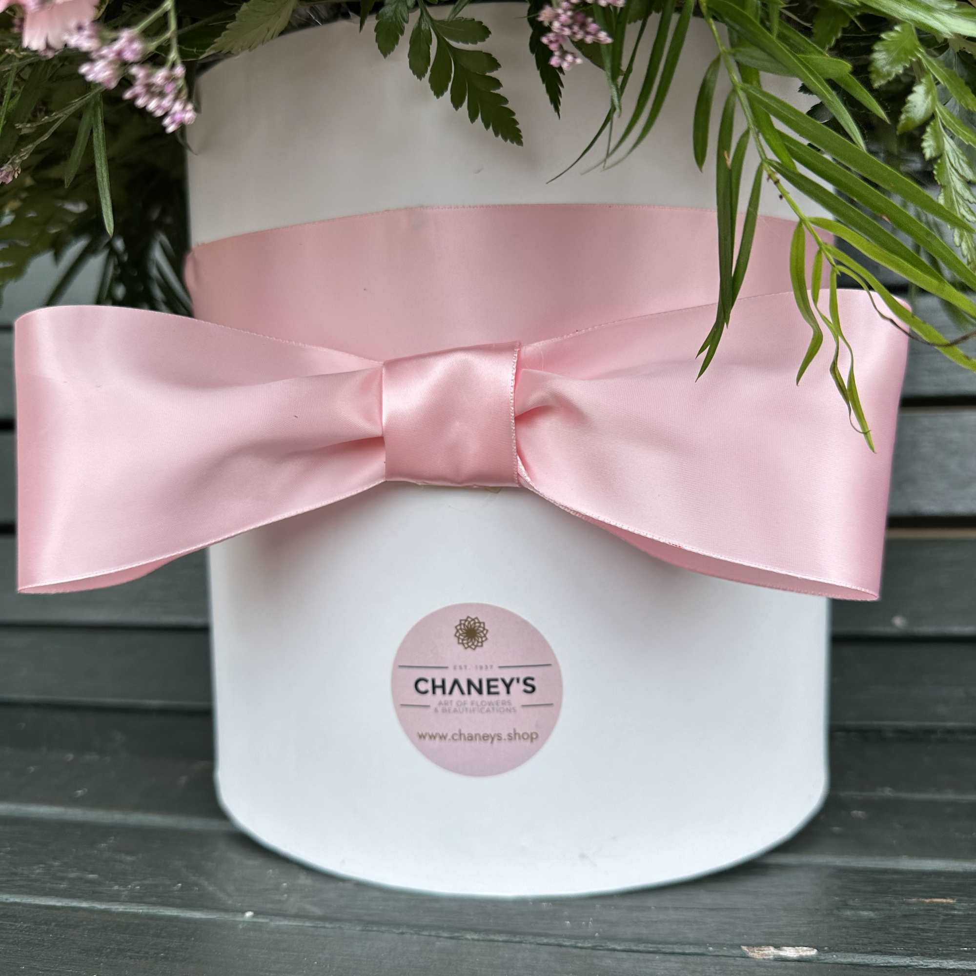 Dream pink and send XXL! Happy and cheerful premium flowermix 28&ldquo; tall