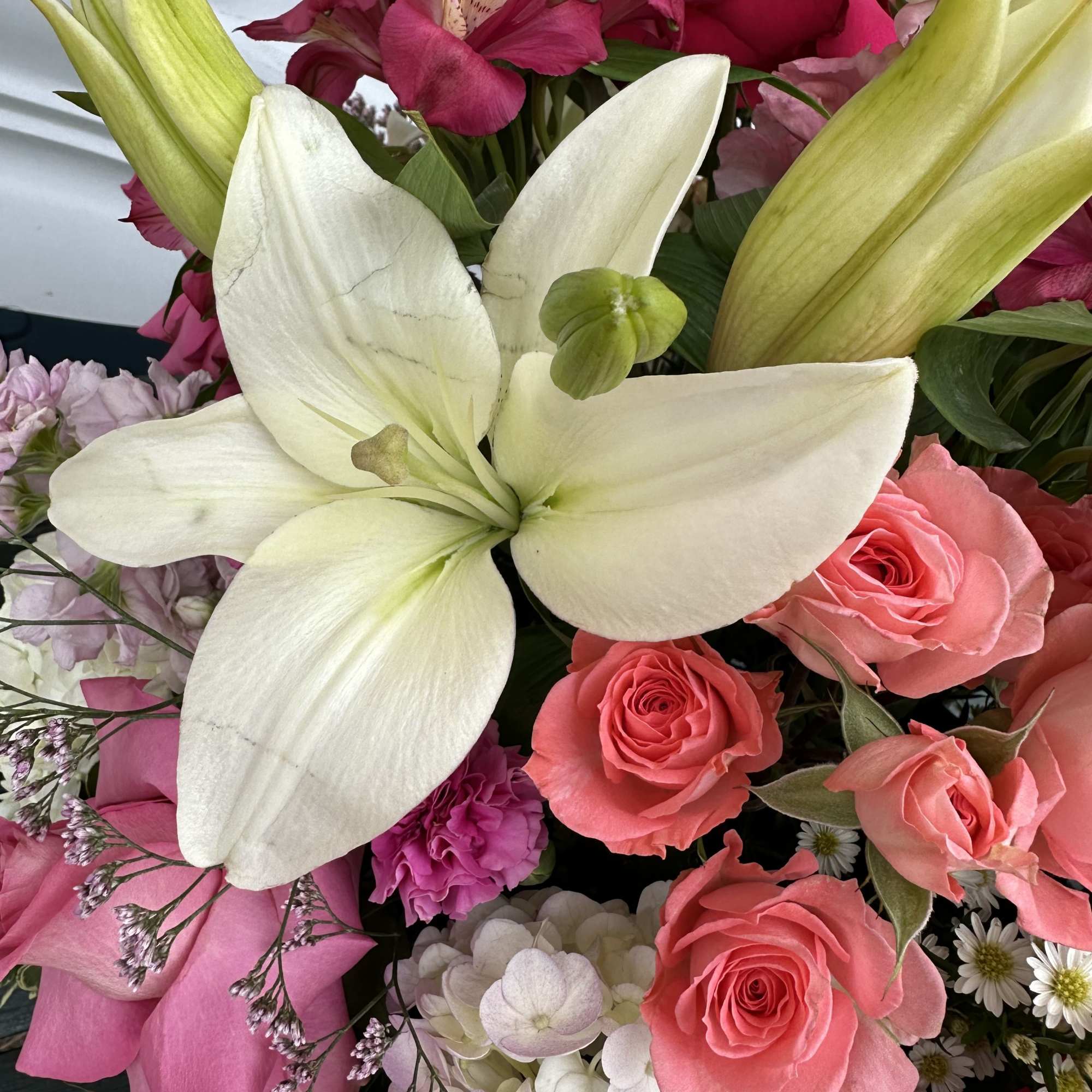Dream pink and send XXL! Happy and cheerful premium flowermix 28&ldquo; tall