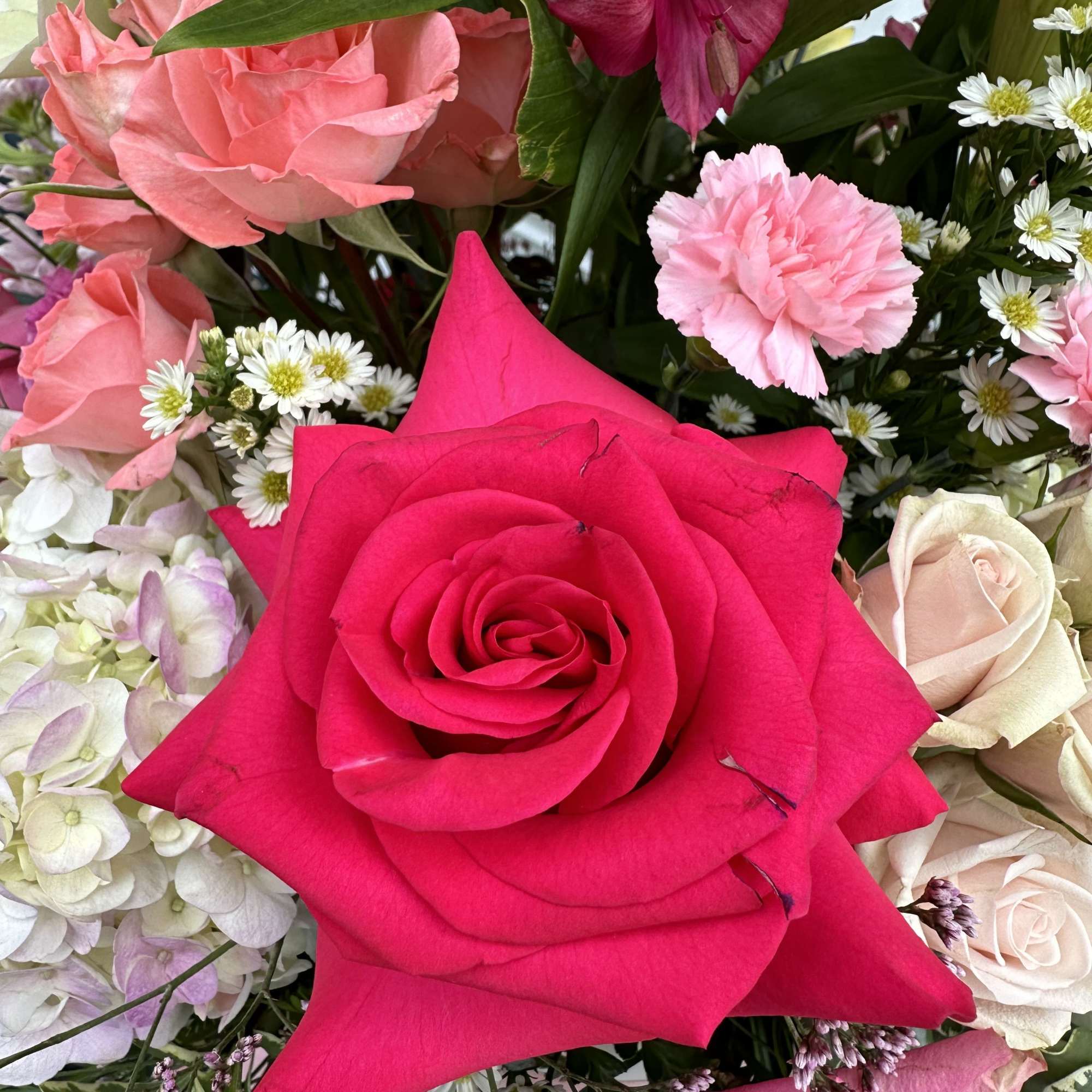 Dream pink and send XXL! Happy and cheerful premium flowermix 28&ldquo; tall