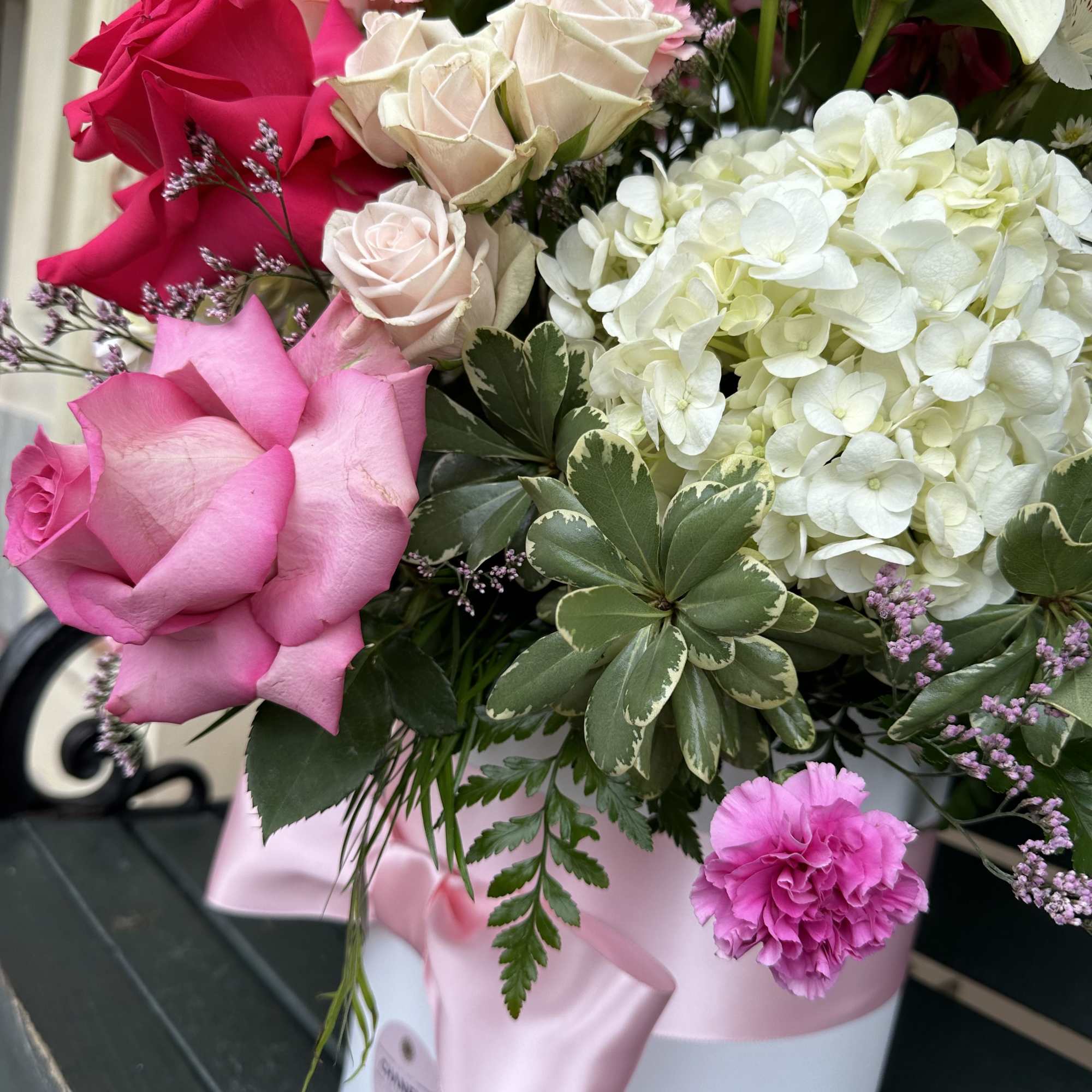 Dream pink and send XXL! Happy and cheerful premium flowermix 28&ldquo; tall