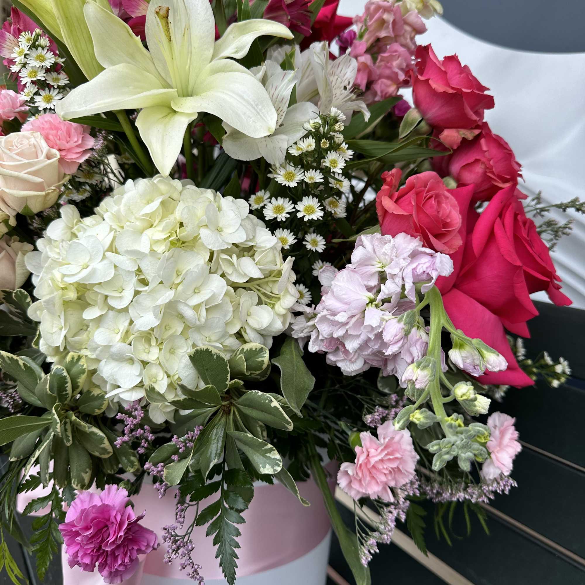 Dream pink and send XXL! Happy and cheerful premium flowermix 28&ldquo; tall