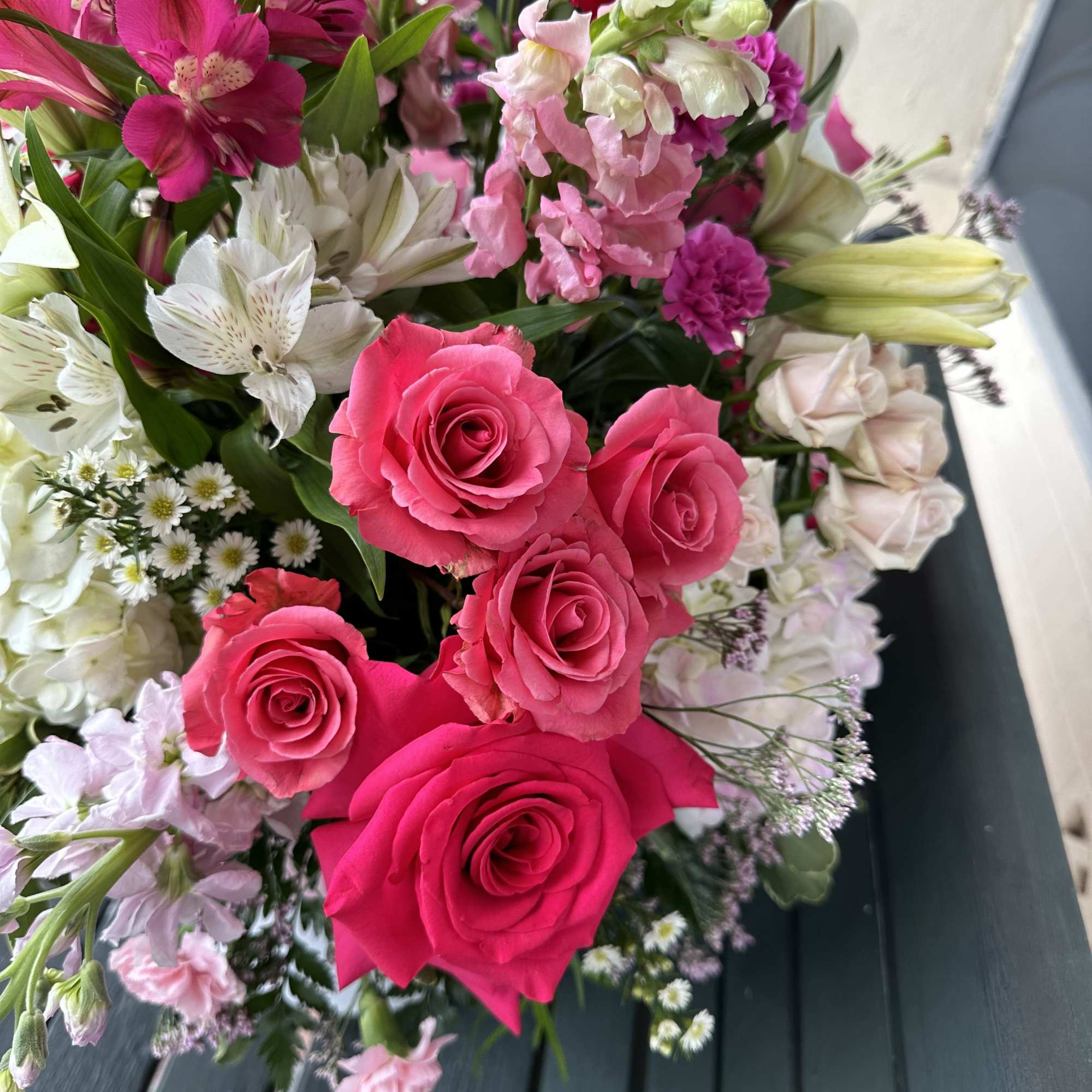 Dream pink and send XXL! Happy and cheerful premium flowermix 28&ldquo; tall