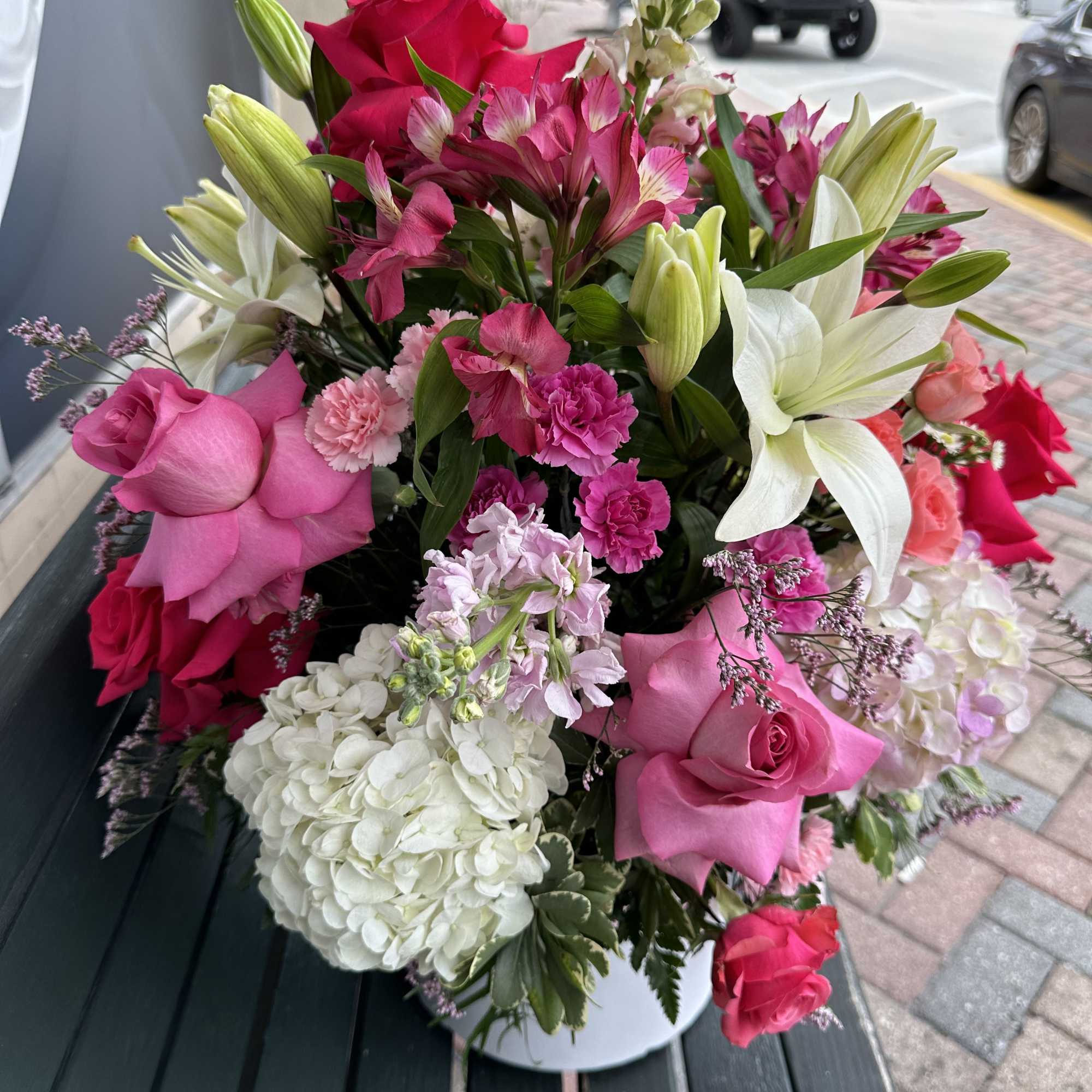 Dream pink and send XXL! Happy and cheerful premium flowermix 28&ldquo; tall