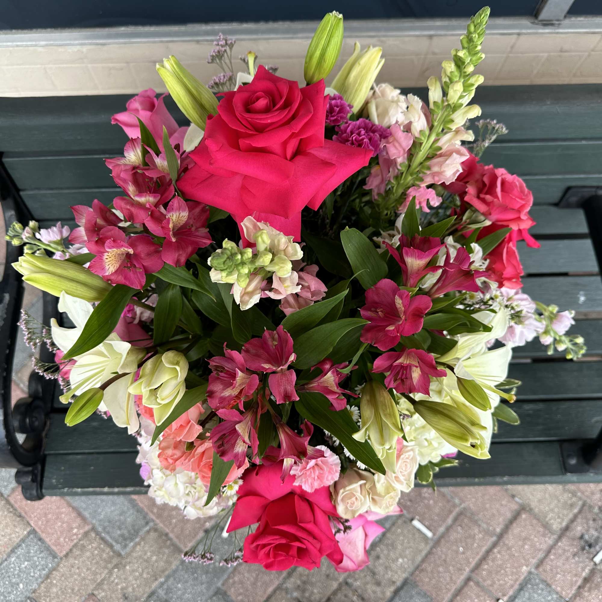 Dream pink and send XXL! Happy and cheerful premium flowermix 28&ldquo; tall