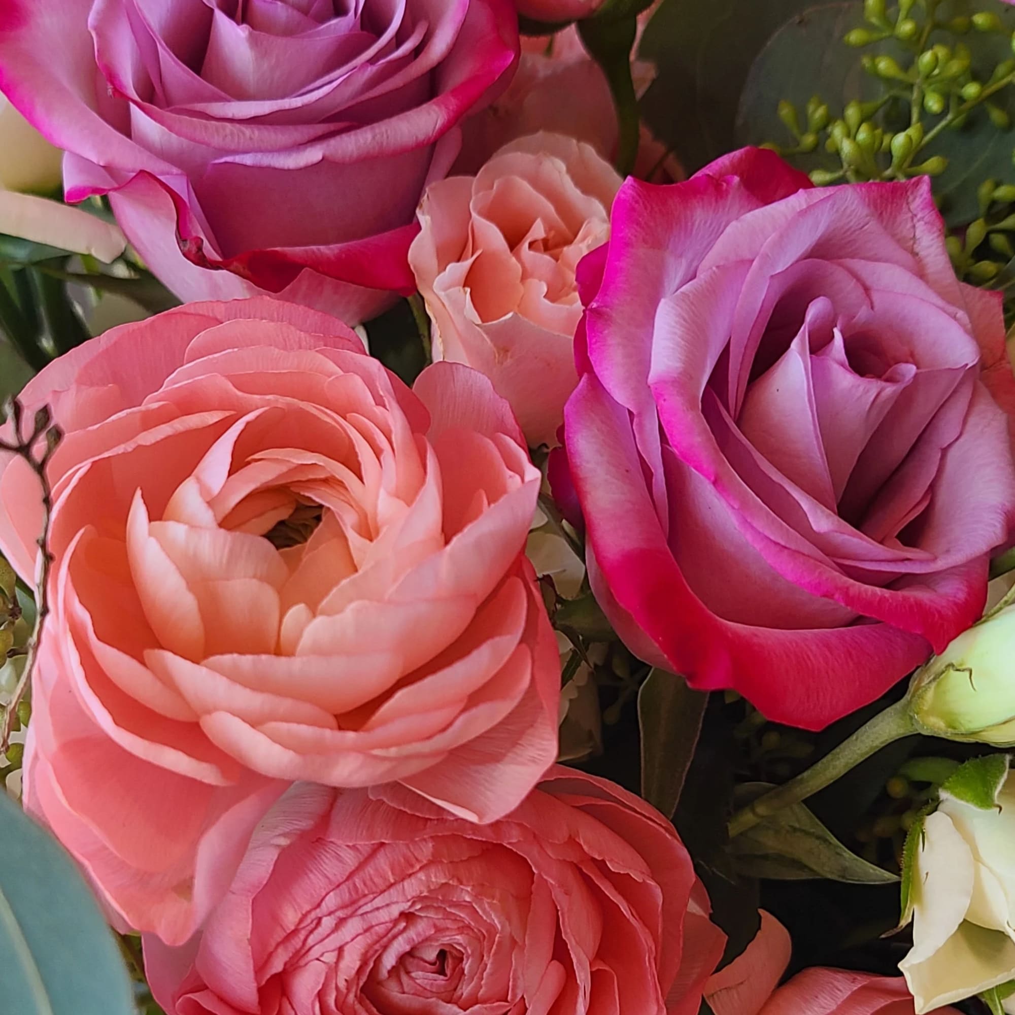 Cool off with this lovely bouquet of roses and hydrangeas. Handtied bouquet