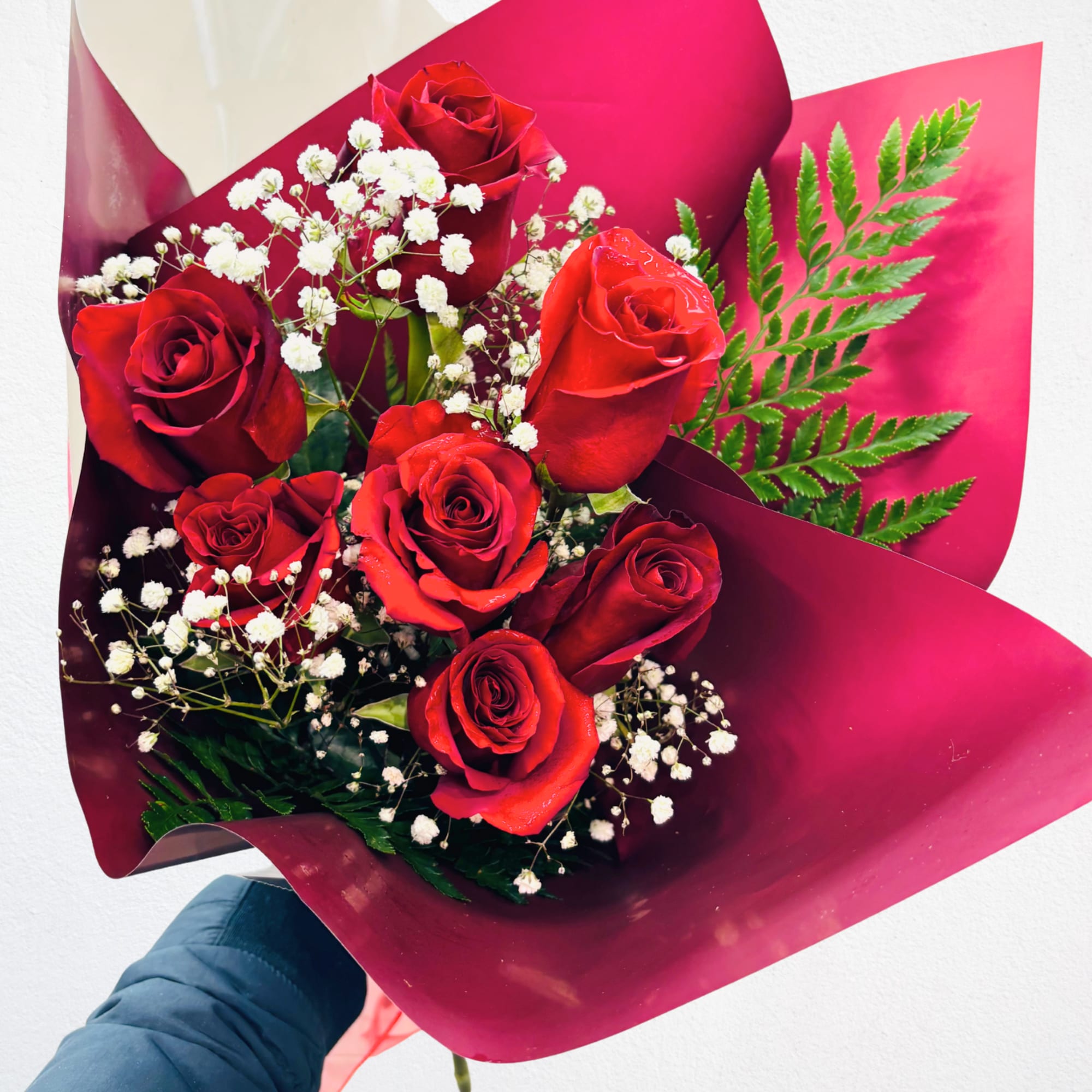This Sweet Bouquet includes 7 Red Ruby Roses designed with baby&#039;s breath
