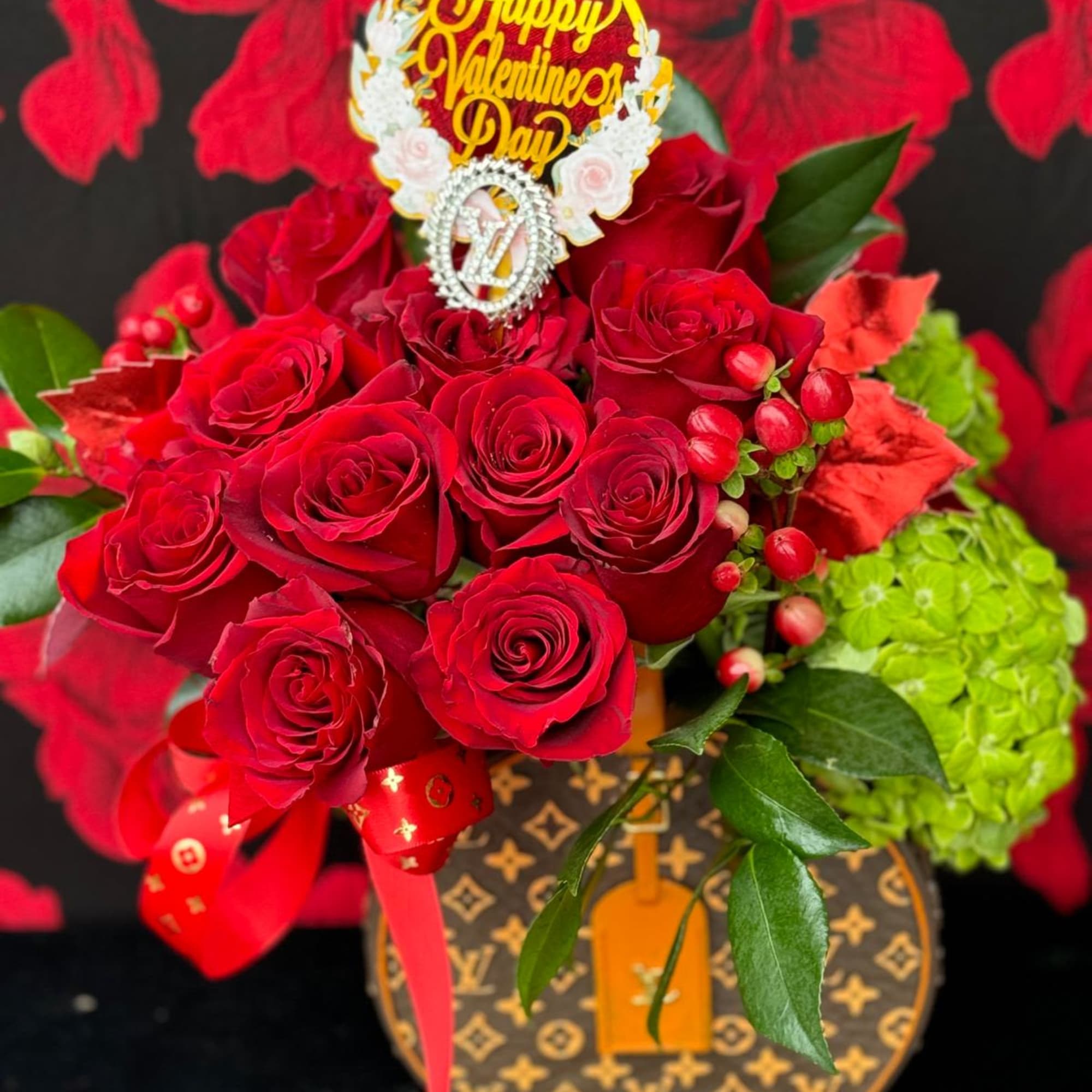 Set in a designer-inspired base with the iconic LV monogram print, this