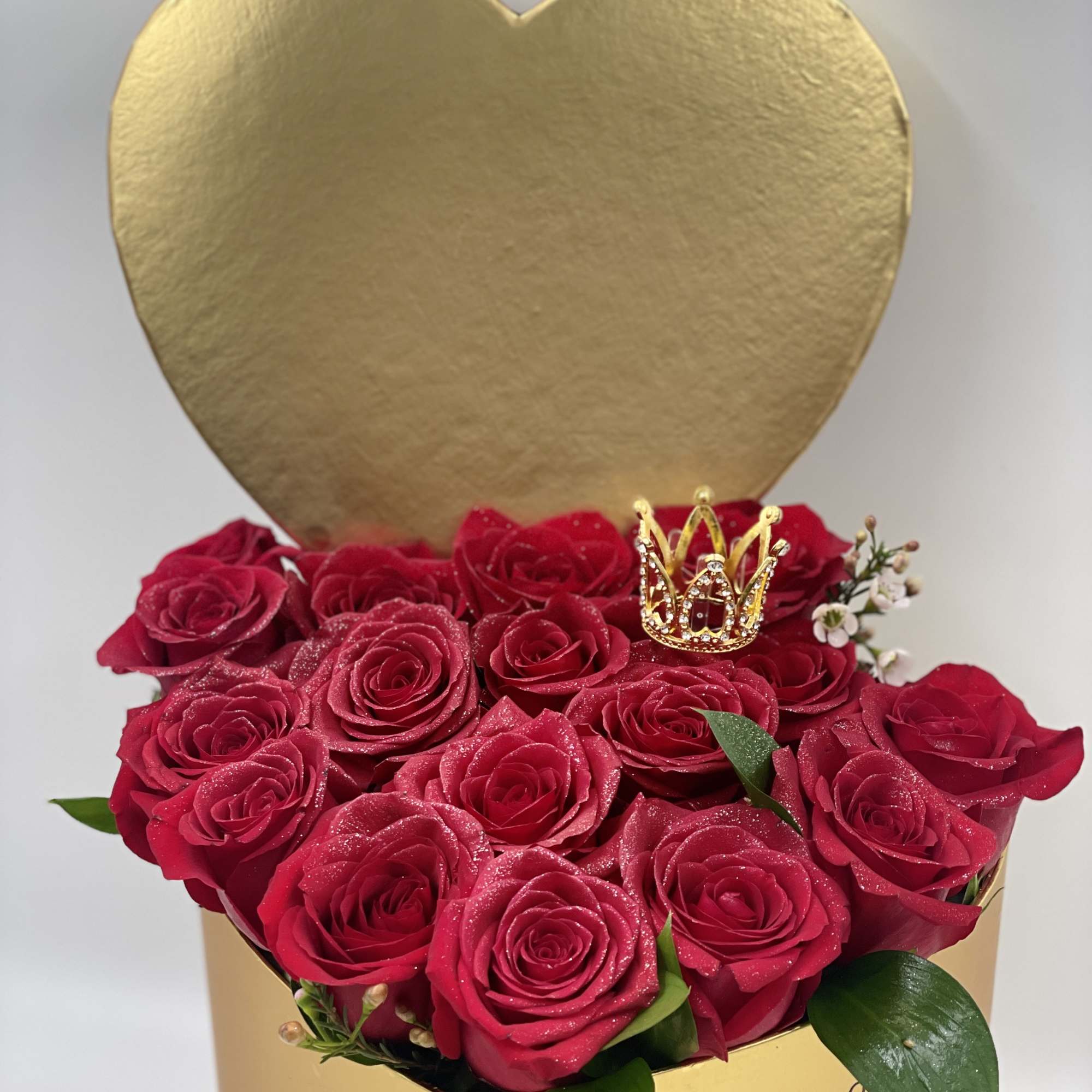 Golden Two-Tier Box with Satin Ribbon, a Unique Presentation. Splendid roses arranged