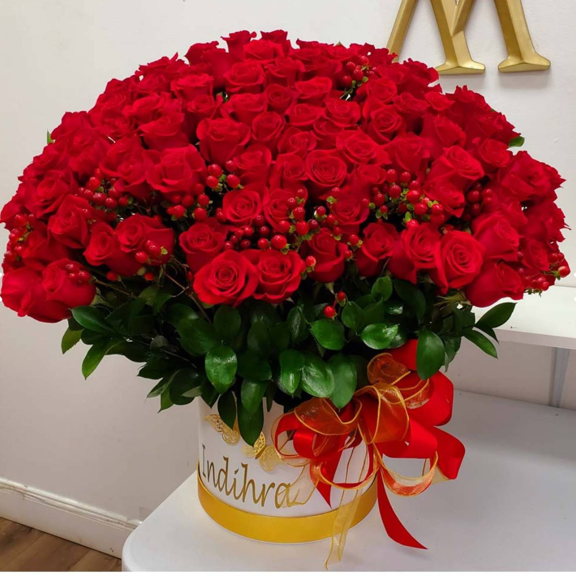 V013 &ndash; Luxurious Beautiful Bouquet Of 100 Red Roses/ Hermoso Ramo Buchon