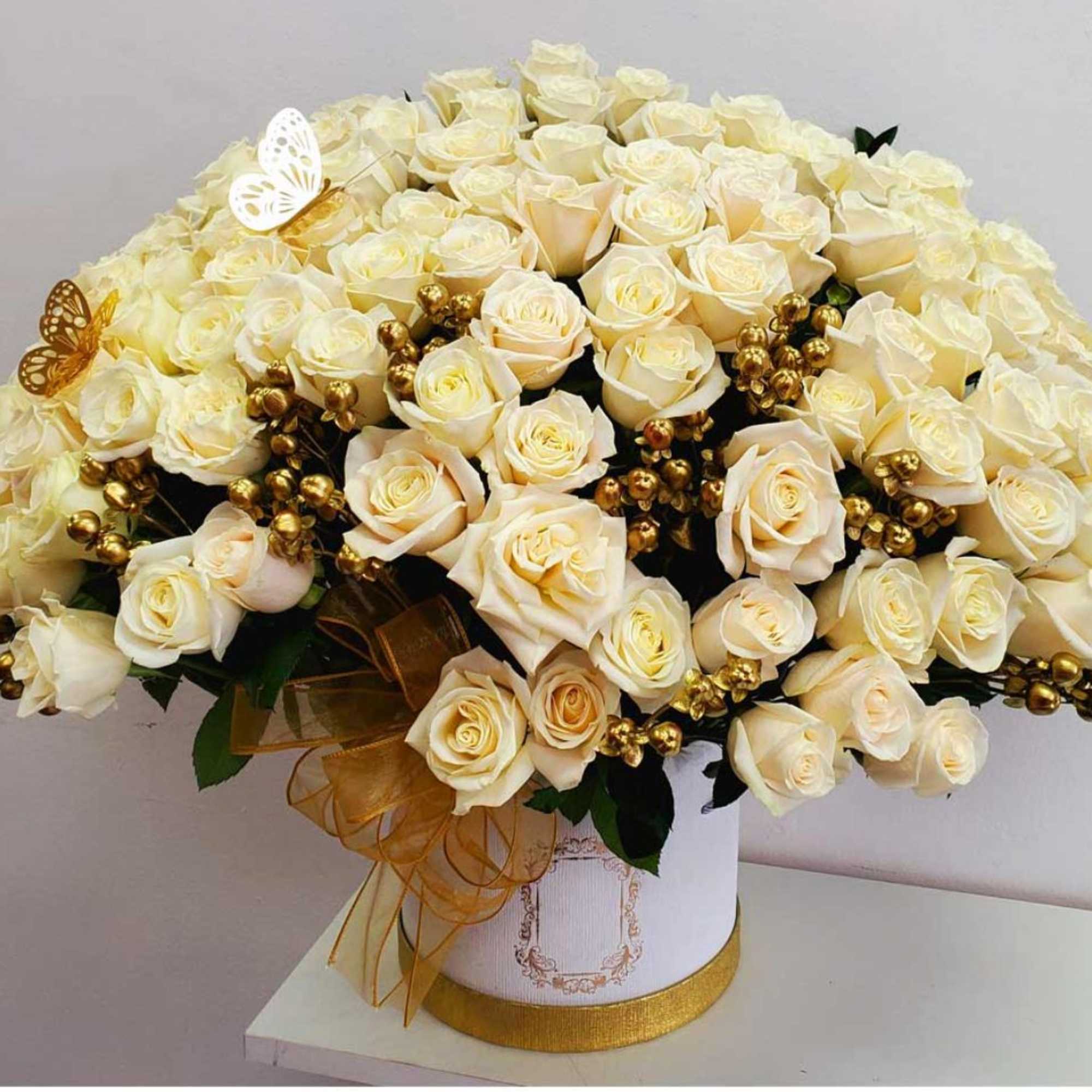 V013 &ndash; Luxurious Beautiful Bouquet Of 100 Red Roses/ Hermoso Ramo Buchon