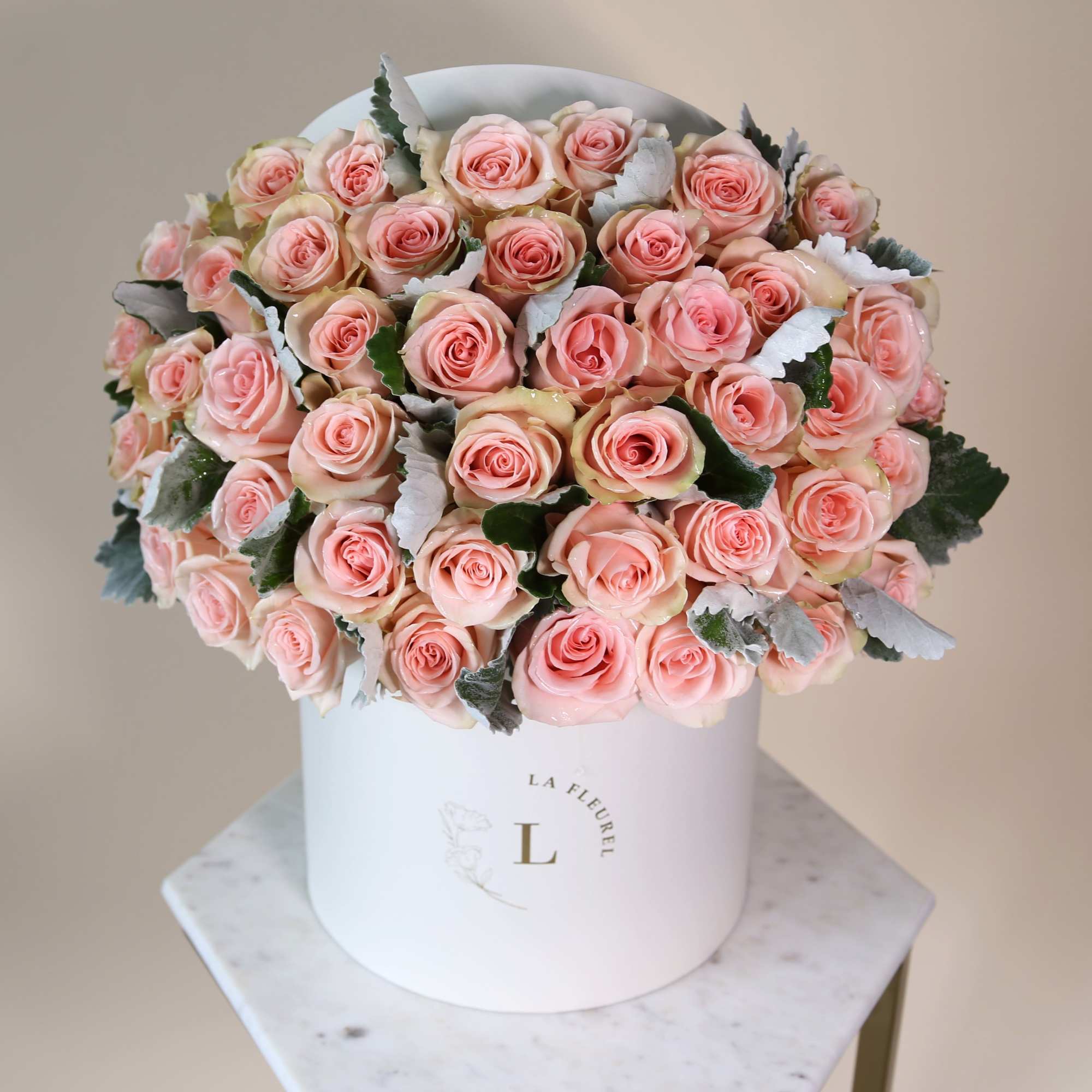 This beautiful box contains a combination of 45 to 50 fresh roses