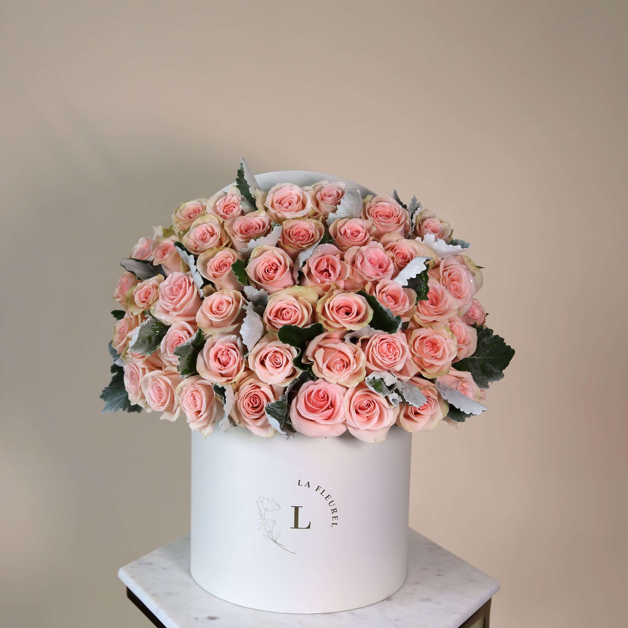 This beautiful box contains a combination of 45 to 50 fresh roses