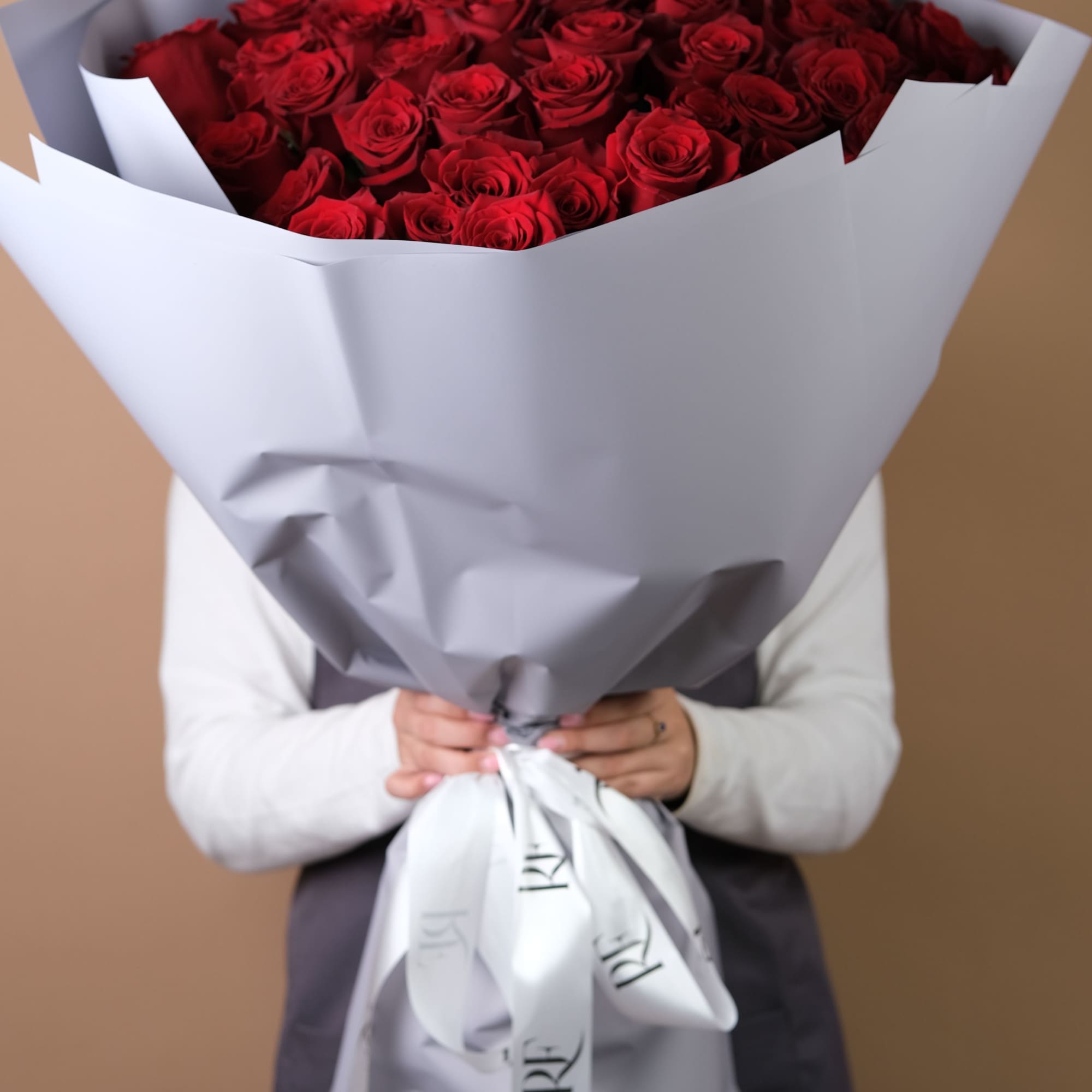 A striking bouquet of 25 red roses, each 100 cm long, perfect