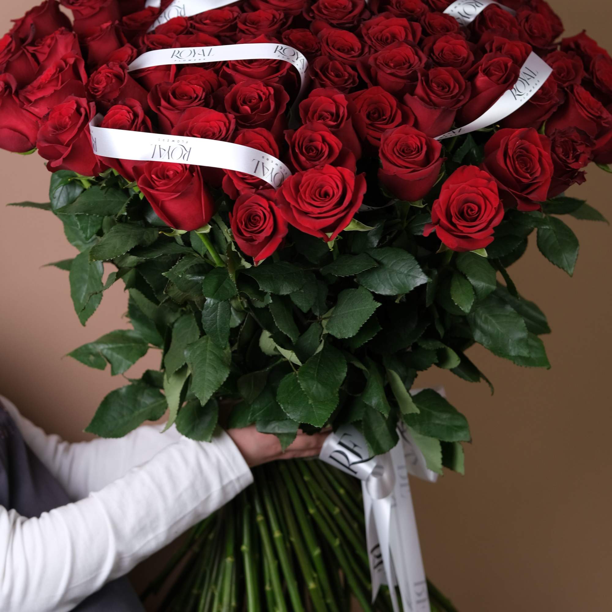 A striking bouquet of 25 red roses, each 100 cm long, perfect