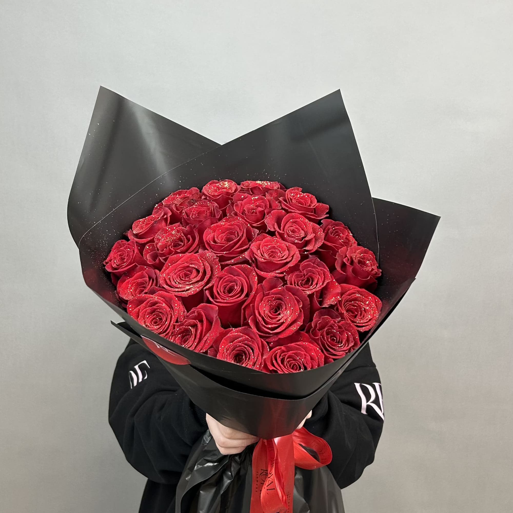 A striking bouquet of 25 red roses, each 100 cm long, perfect