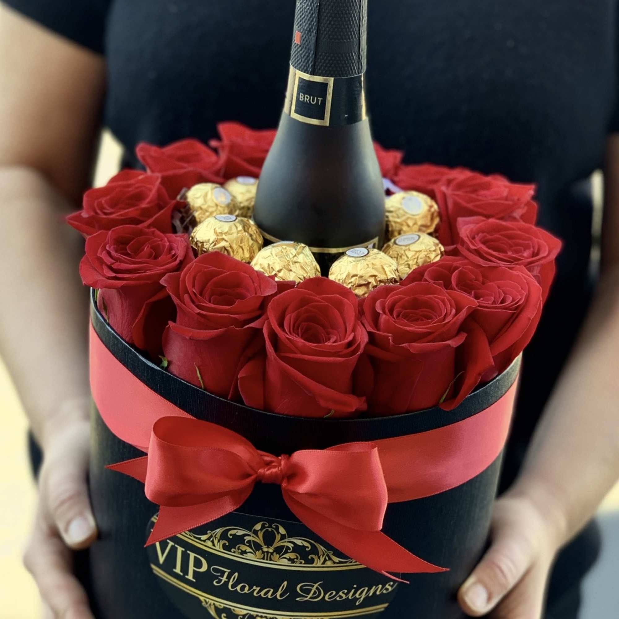 Our luxury signature hat box is made with 12 Fresh Roses, 8