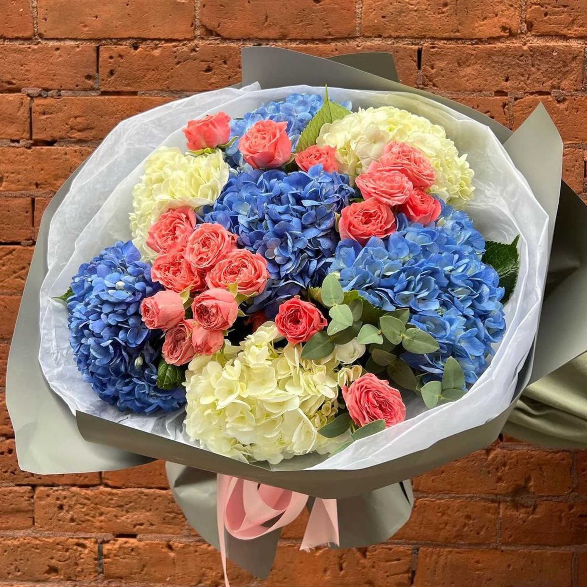 Hydrangeas mixed with spray roses