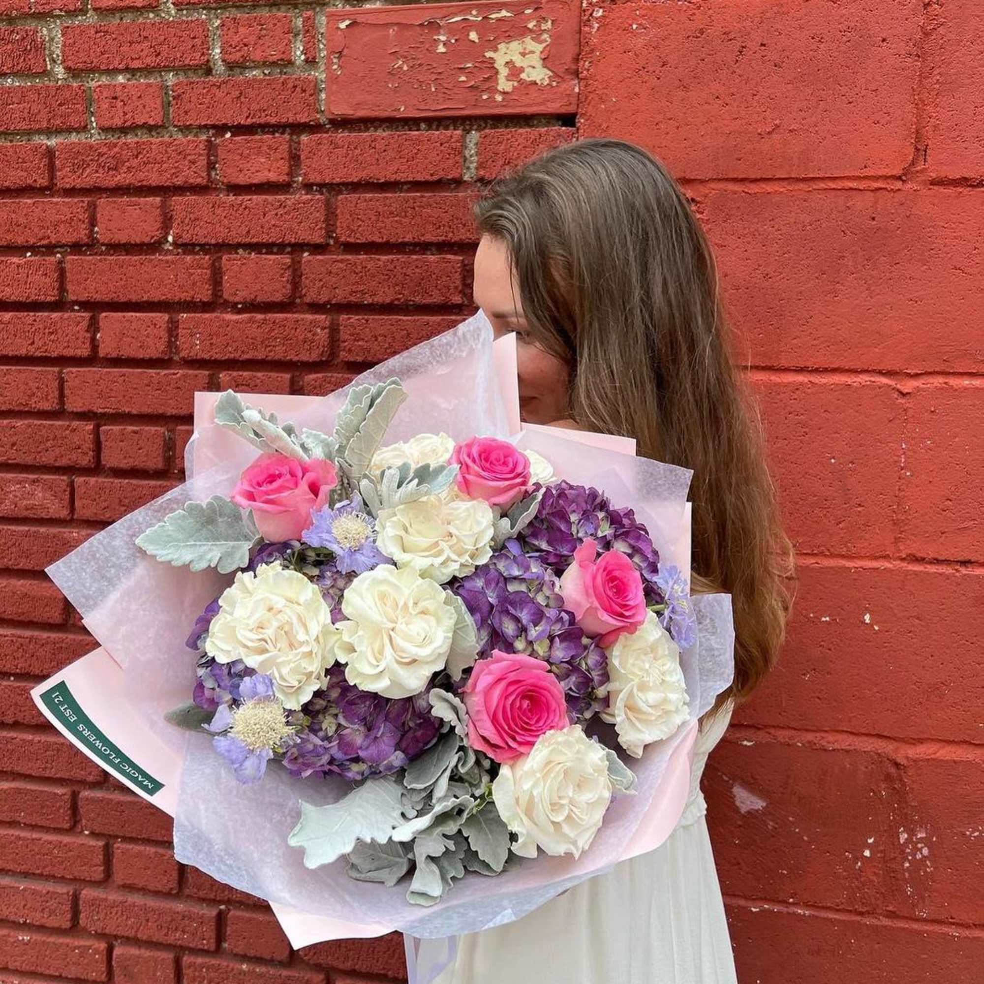 White and pink roses mixed with hydrangeas 