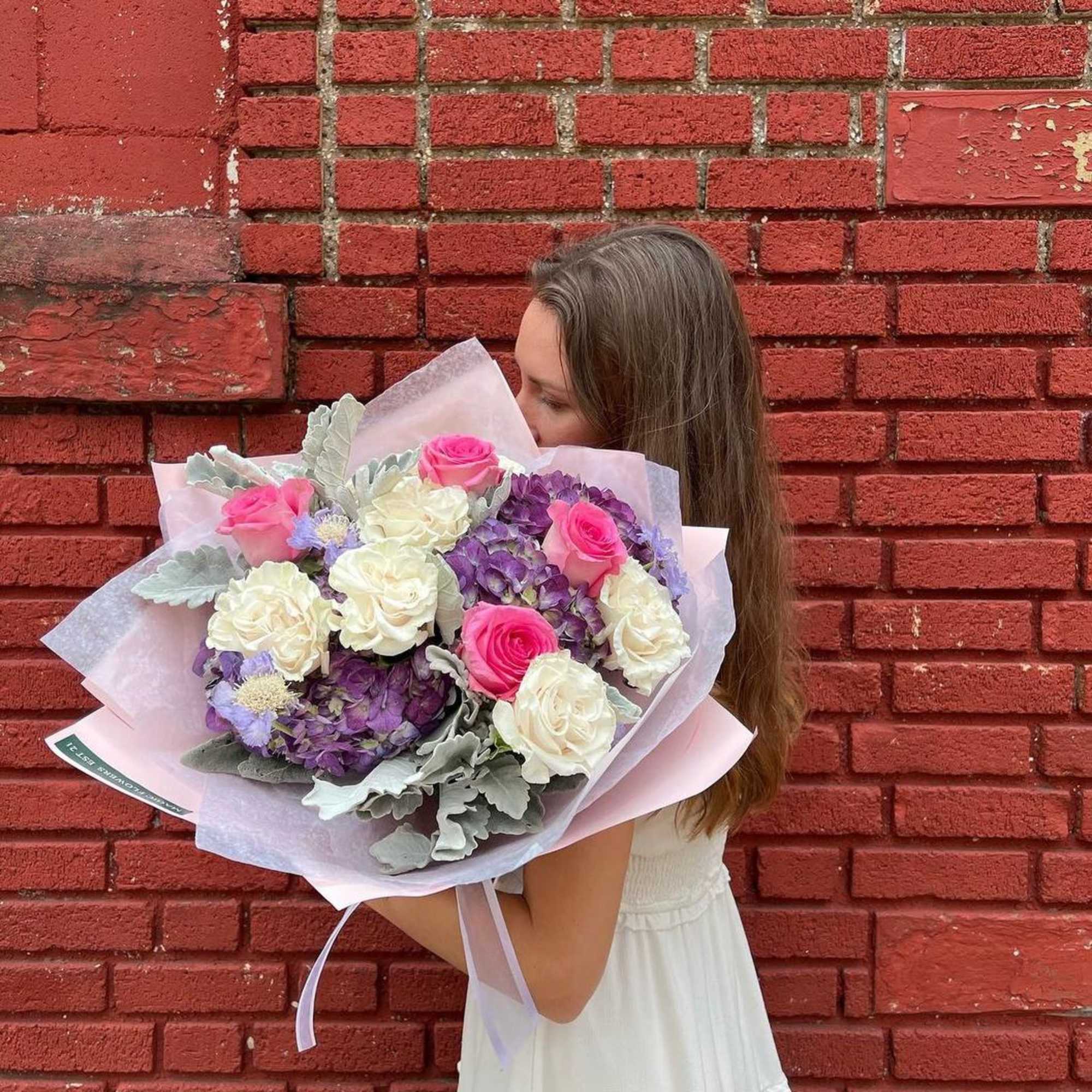 White and pink roses mixed with hydrangeas 