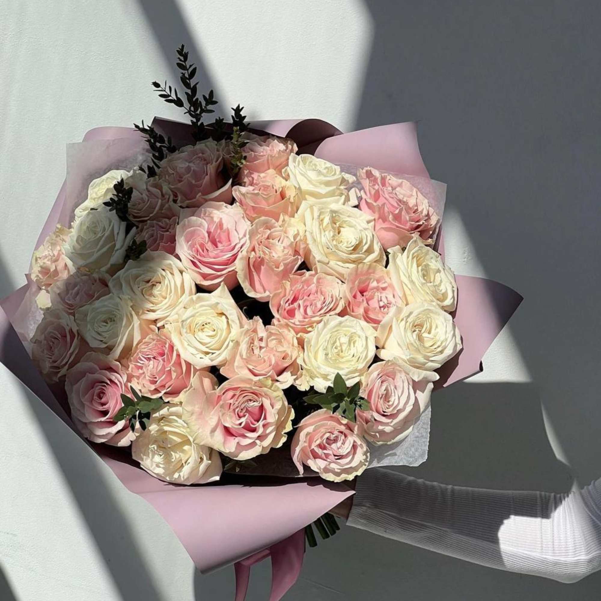 Pink, white roses mix 
