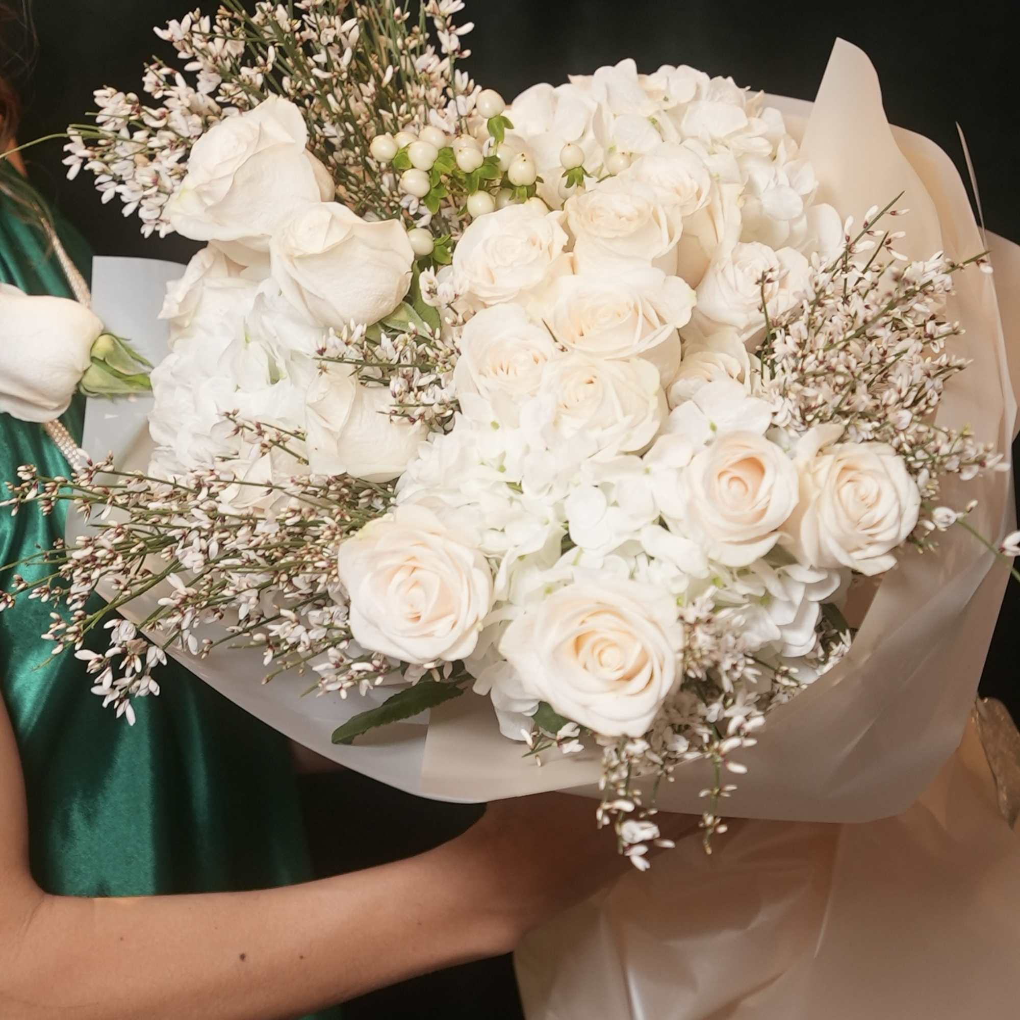 Luxurious Legend

The bouquet &quot;Luxurious Legend&quot; is an exquisite combination of roses, hydrangeas