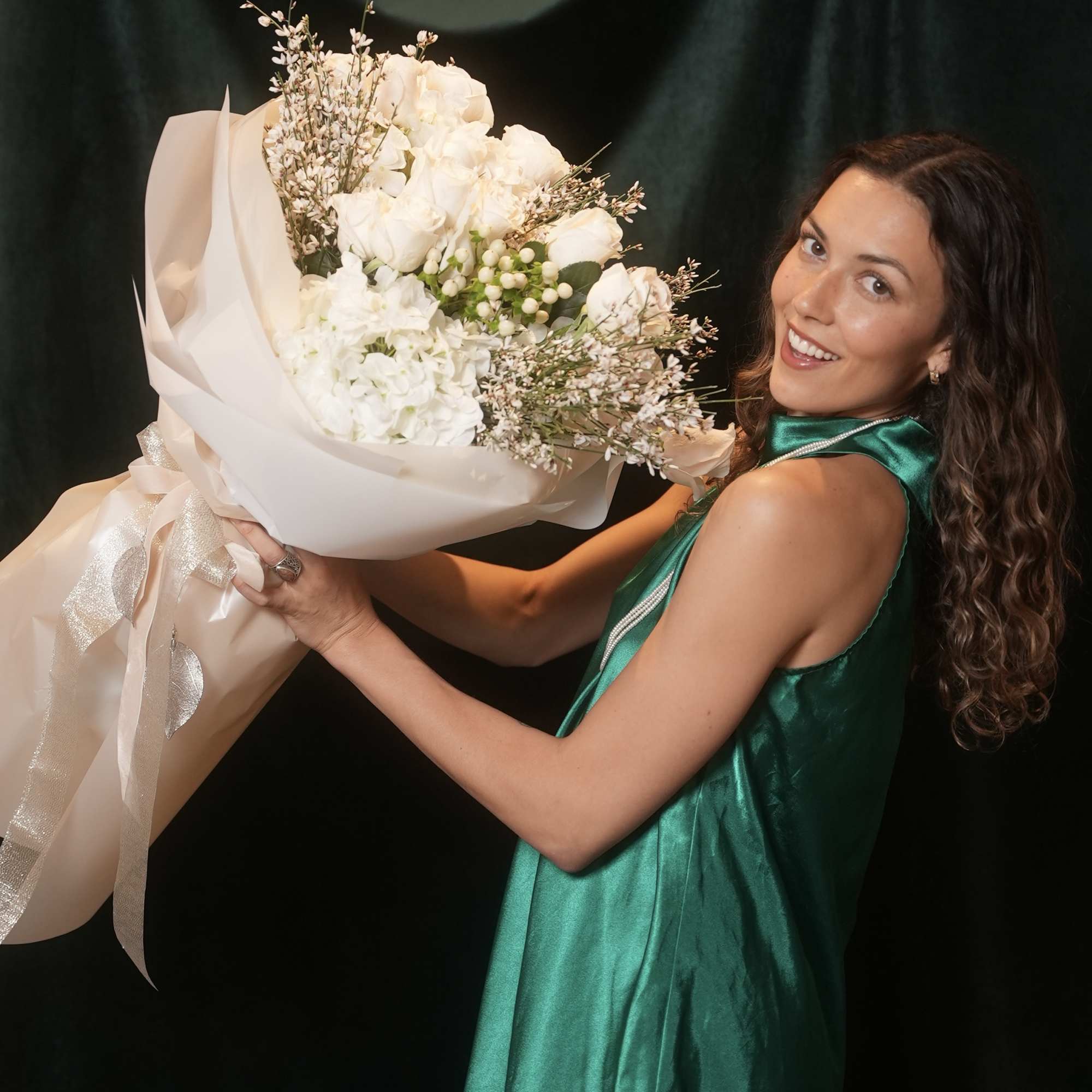 Luxurious Legend

The bouquet &quot;Luxurious Legend&quot; is an exquisite combination of roses, hydrangeas