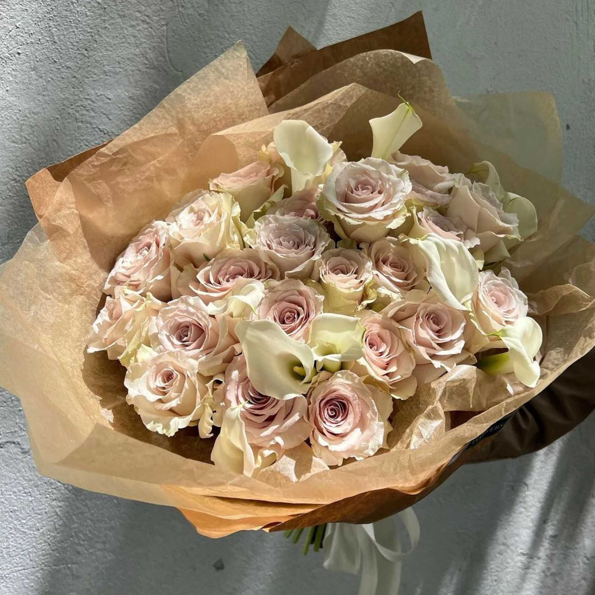 A vintage-style bouquet with delicate pink and beige roses combined with elegant