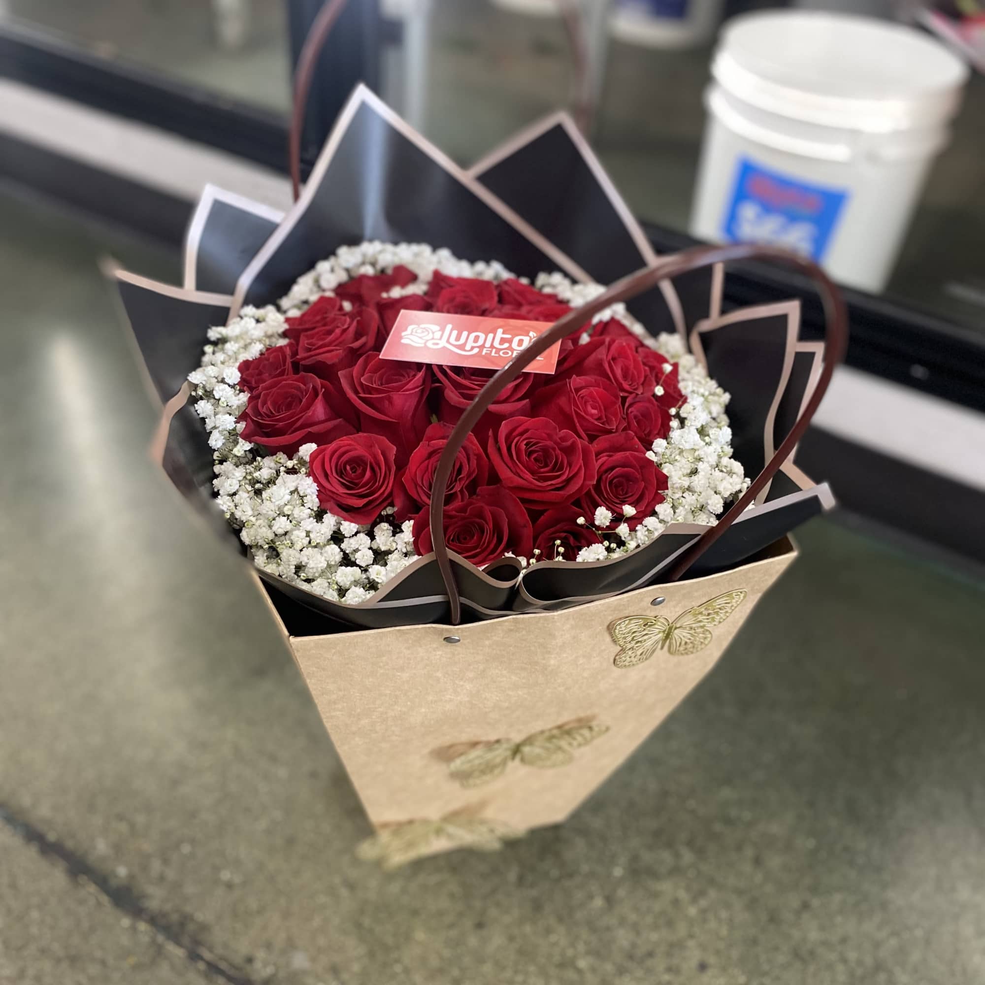 This small buch&oacute;n consists of 24 Roses, babies breath, and a small