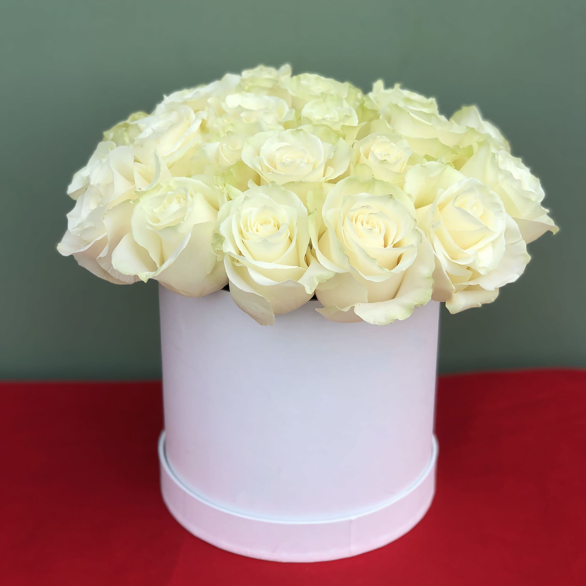 A modern Box full of white roses for an elegant and luxurious A modern Box full of white roses for an elegant and luxurious