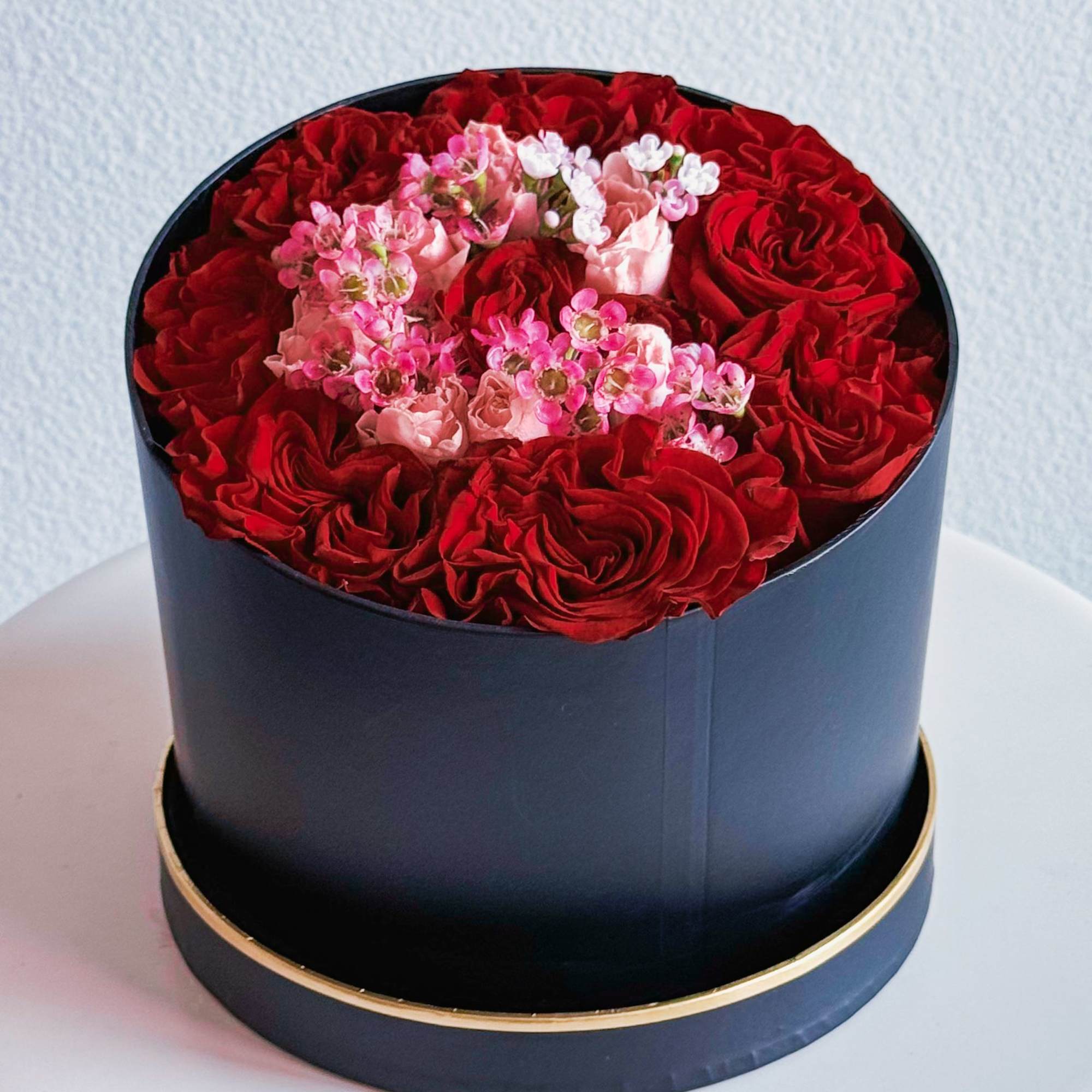 This isn’t just a bouquet—it’s a statement piece. Deep red roses wrapped This isn’t just a bouquet—it’s a statement piece. Deep red roses wrapped