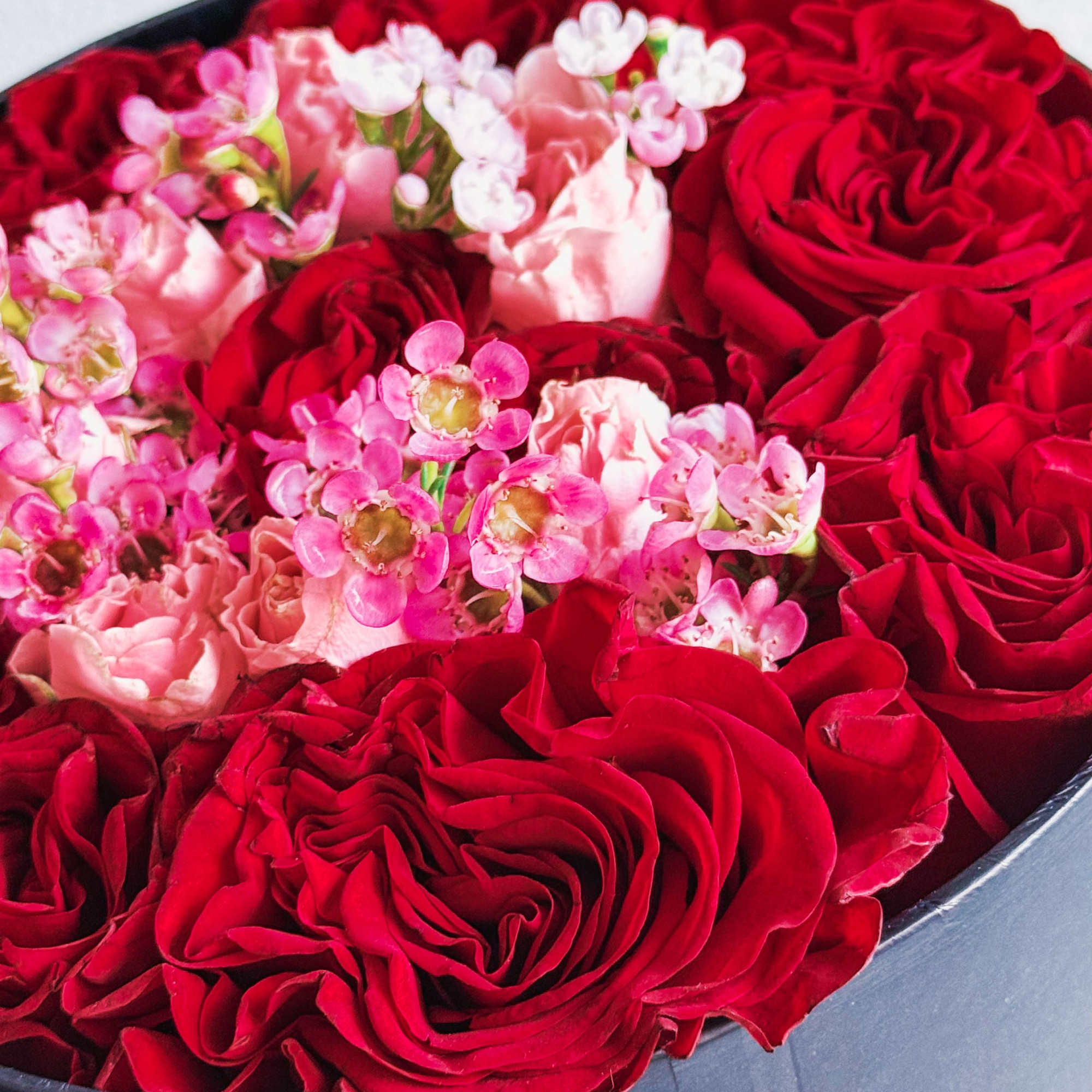 This isn’t just a bouquet—it’s a statement piece. Deep red roses wrapped This isn’t just a bouquet—it’s a statement piece. Deep red roses wrapped