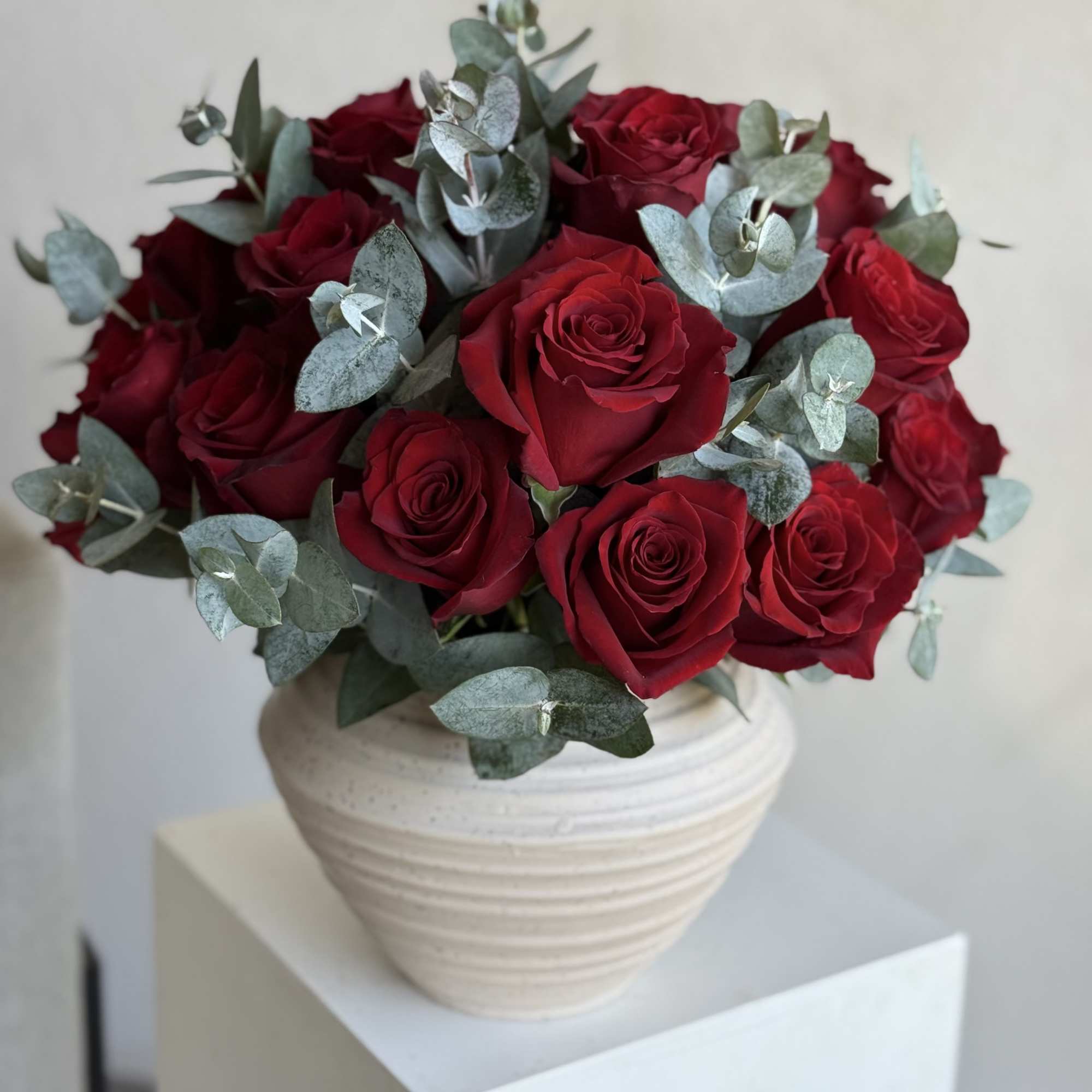 Timeless Red Roses &ndash; A luxurious arrangement of 25 vibrant red roses