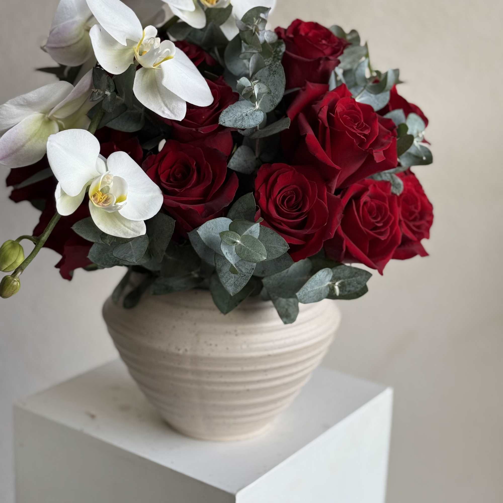 Timeless Red Roses &ndash; A luxurious arrangement of 25 vibrant red roses