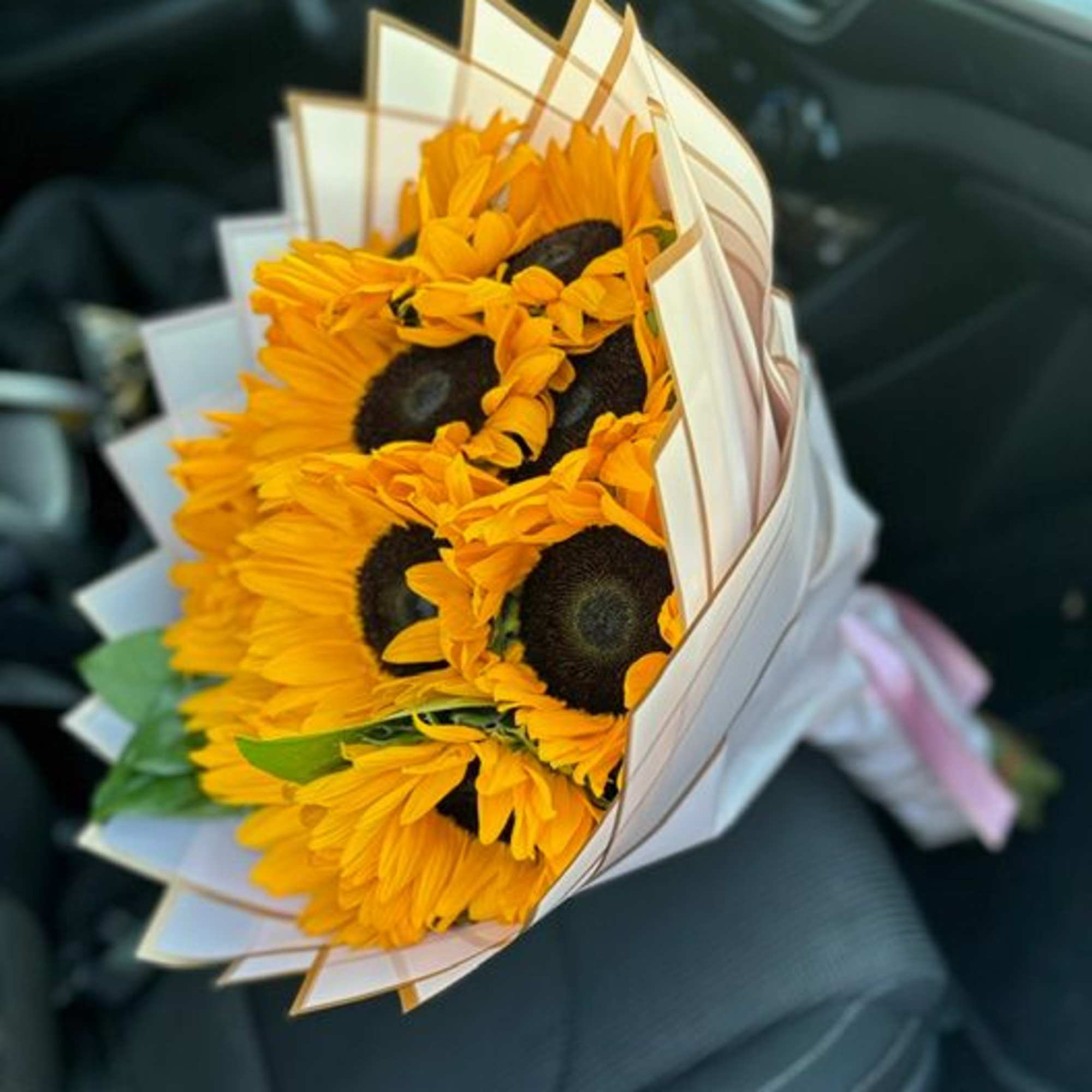 1 Dozen of beautiful Sunflowers brighten anybody's day with such bright sunflowers
Note: 1 Dozen of beautiful Sunflowers brighten anybody's day with such bright sunflowers
Note: