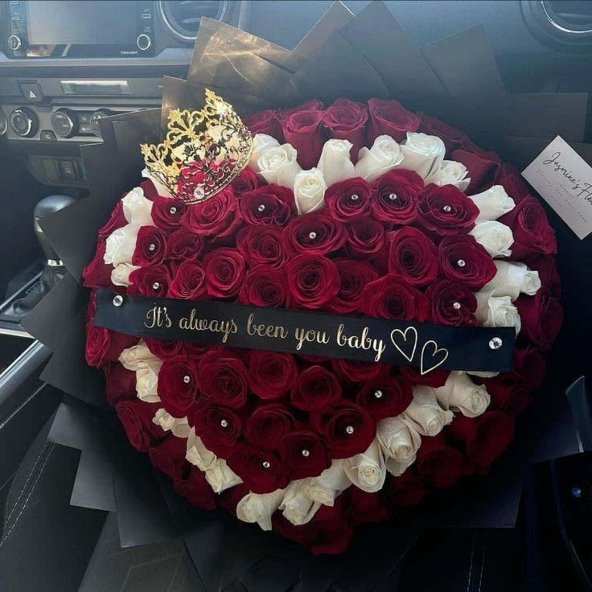 este detalle esta elaborado con rosas y accesorios la catidad de rosas