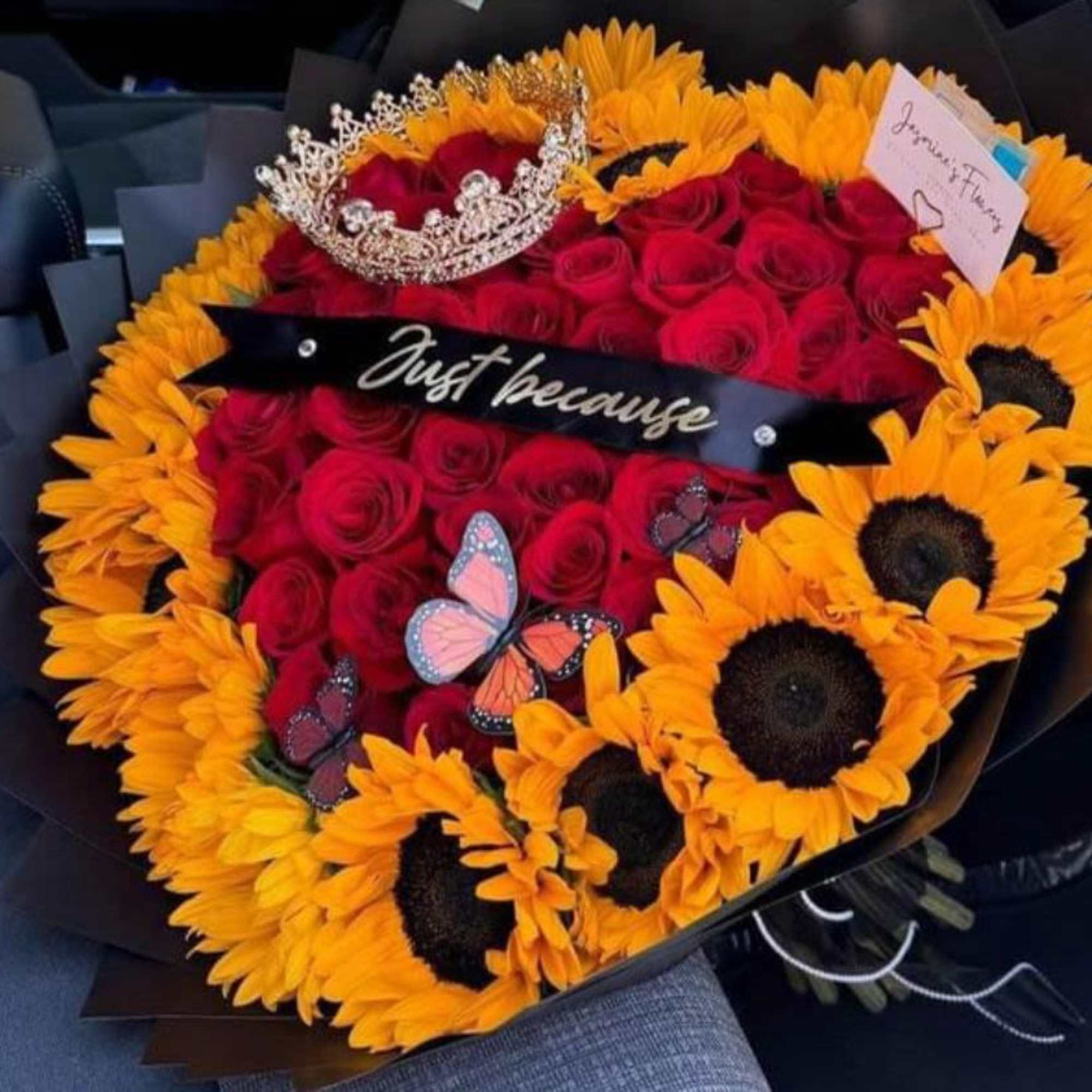 este detalle esta elaborado con rosas y accesorios la catidad de rosas