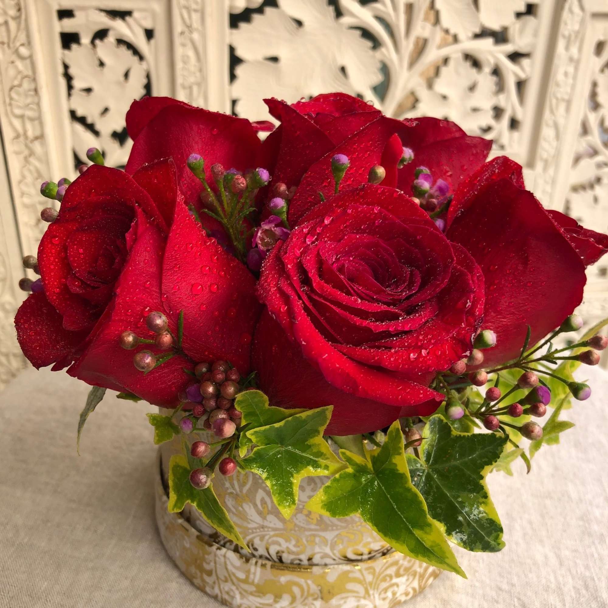 Sweet &amp; simple rose arrangement in a gold and white box ~