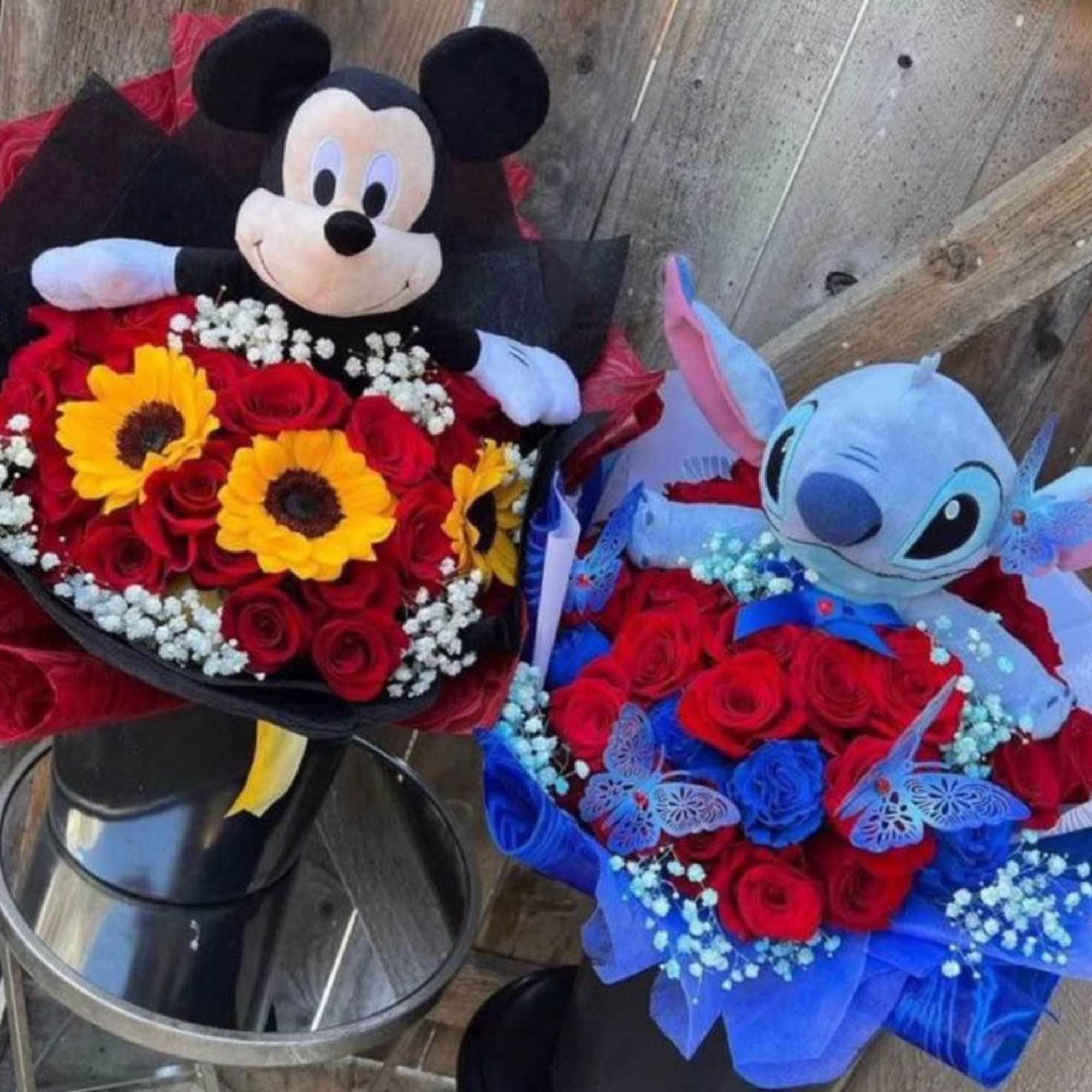 detalle elaborado en rosas azules naturales y stitch en disponibilidad los personajes