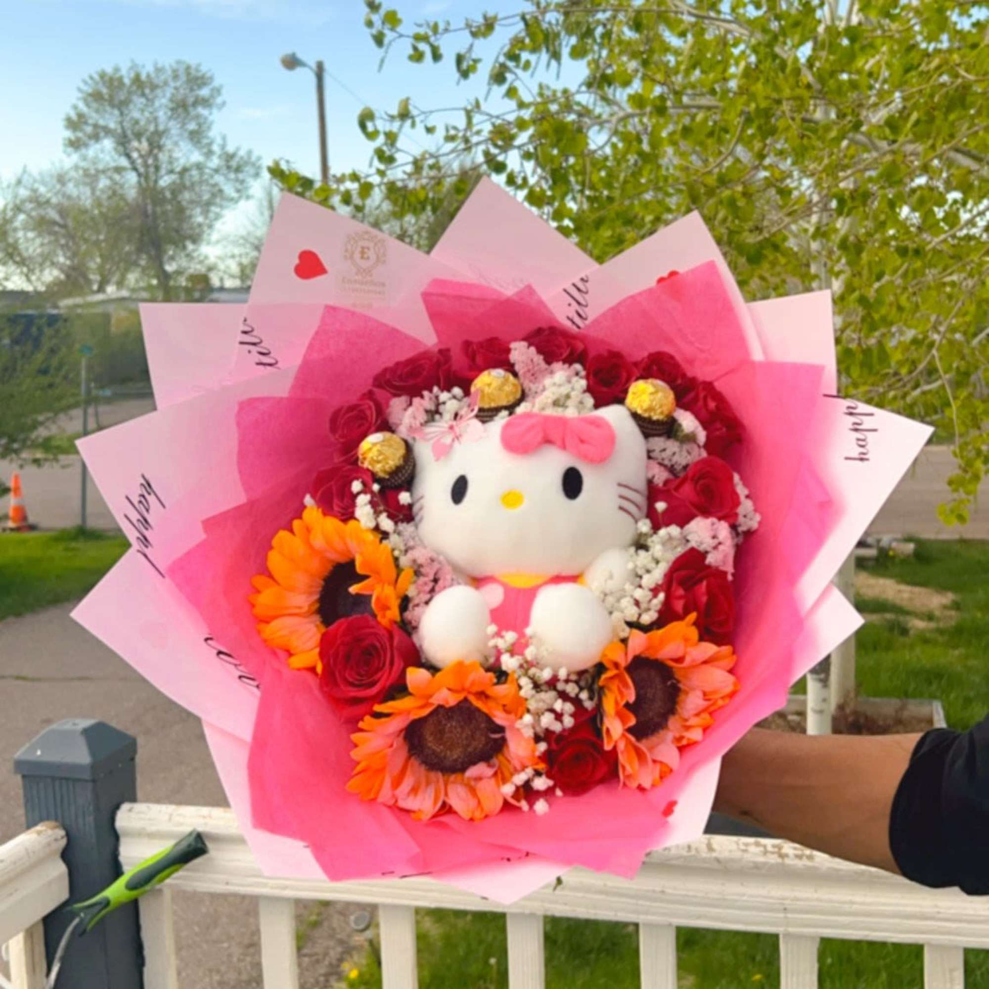 detalle elaborado en rosas azules naturales y stitch en disponibilidad los personajes