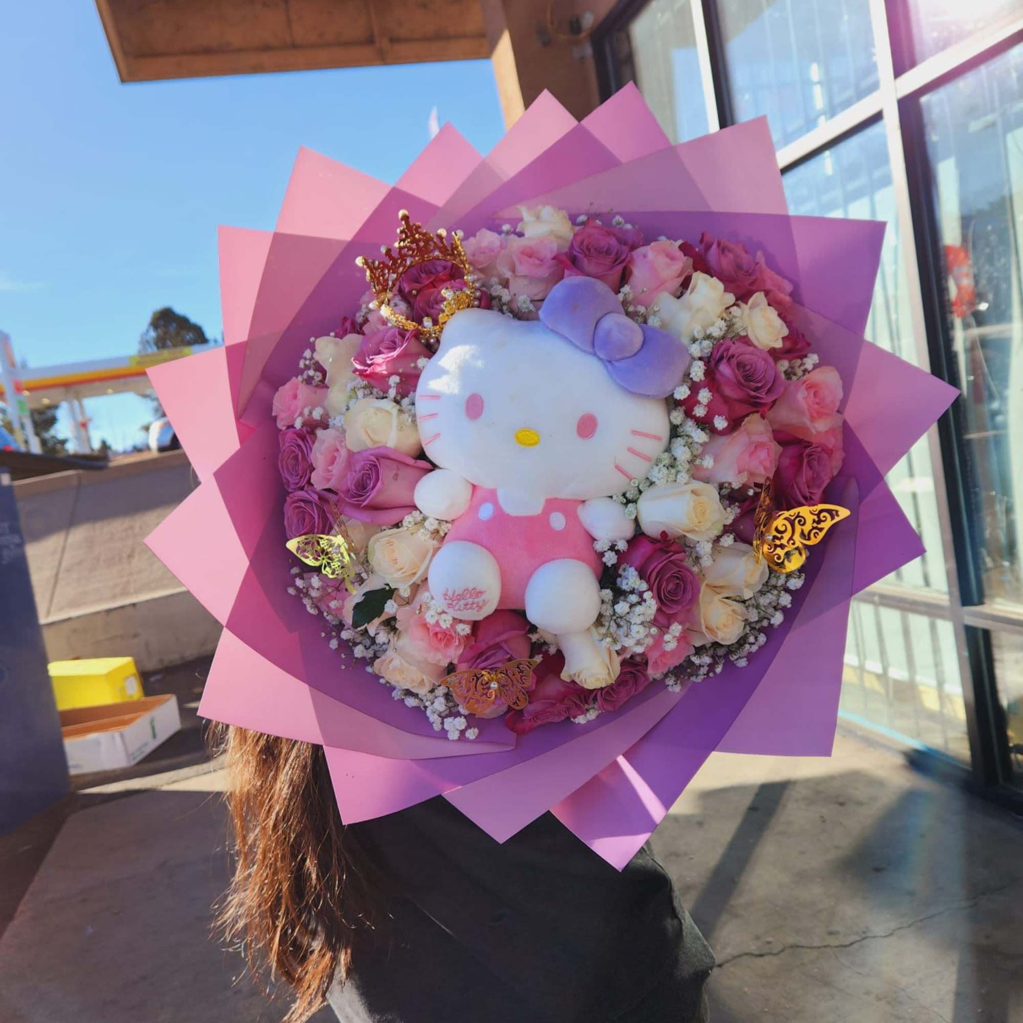 detalle elaborado en rosas azules naturales y stitch en disponibilidad los personajes