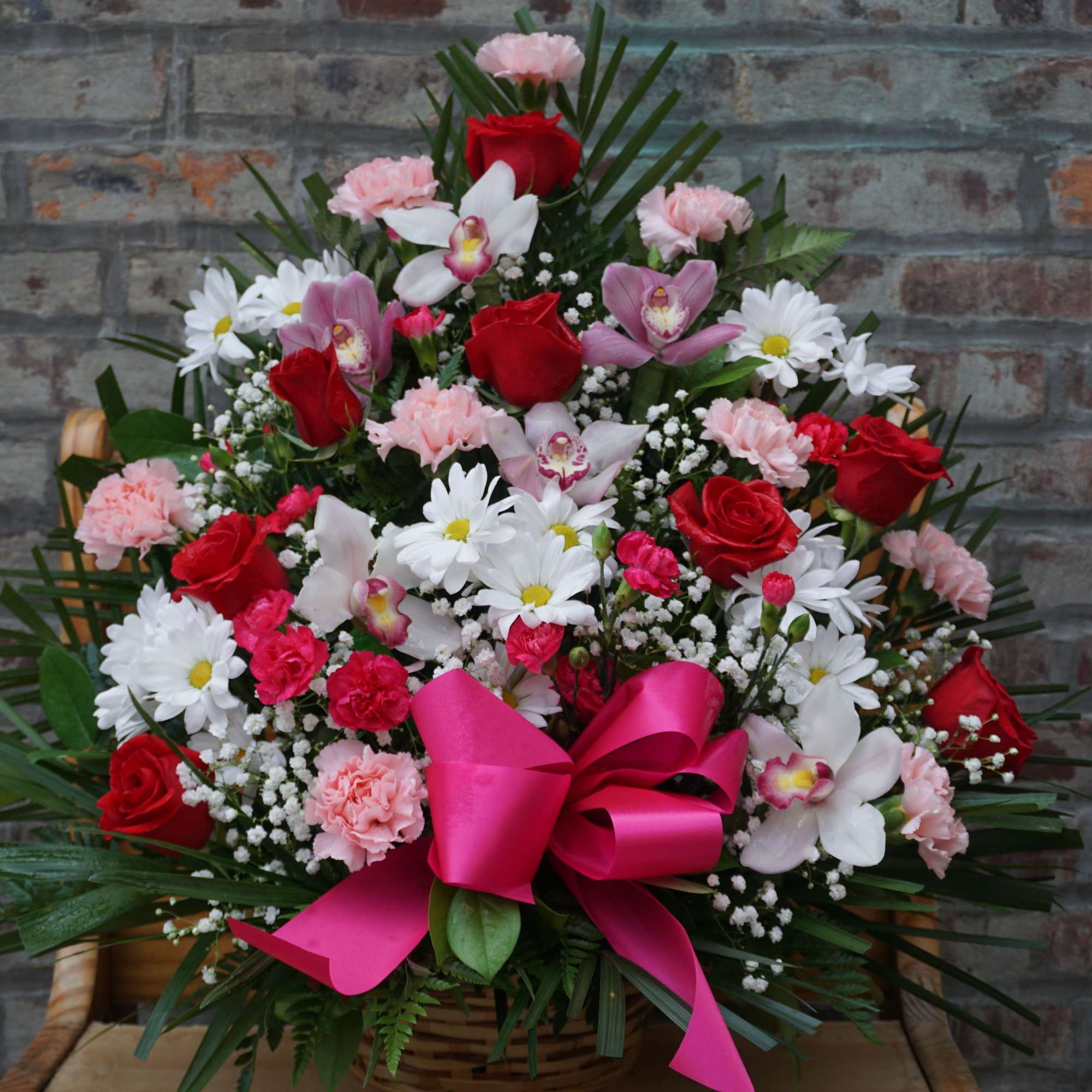 Red roses, carnations, mini carnations, hugs &amp; kisses !