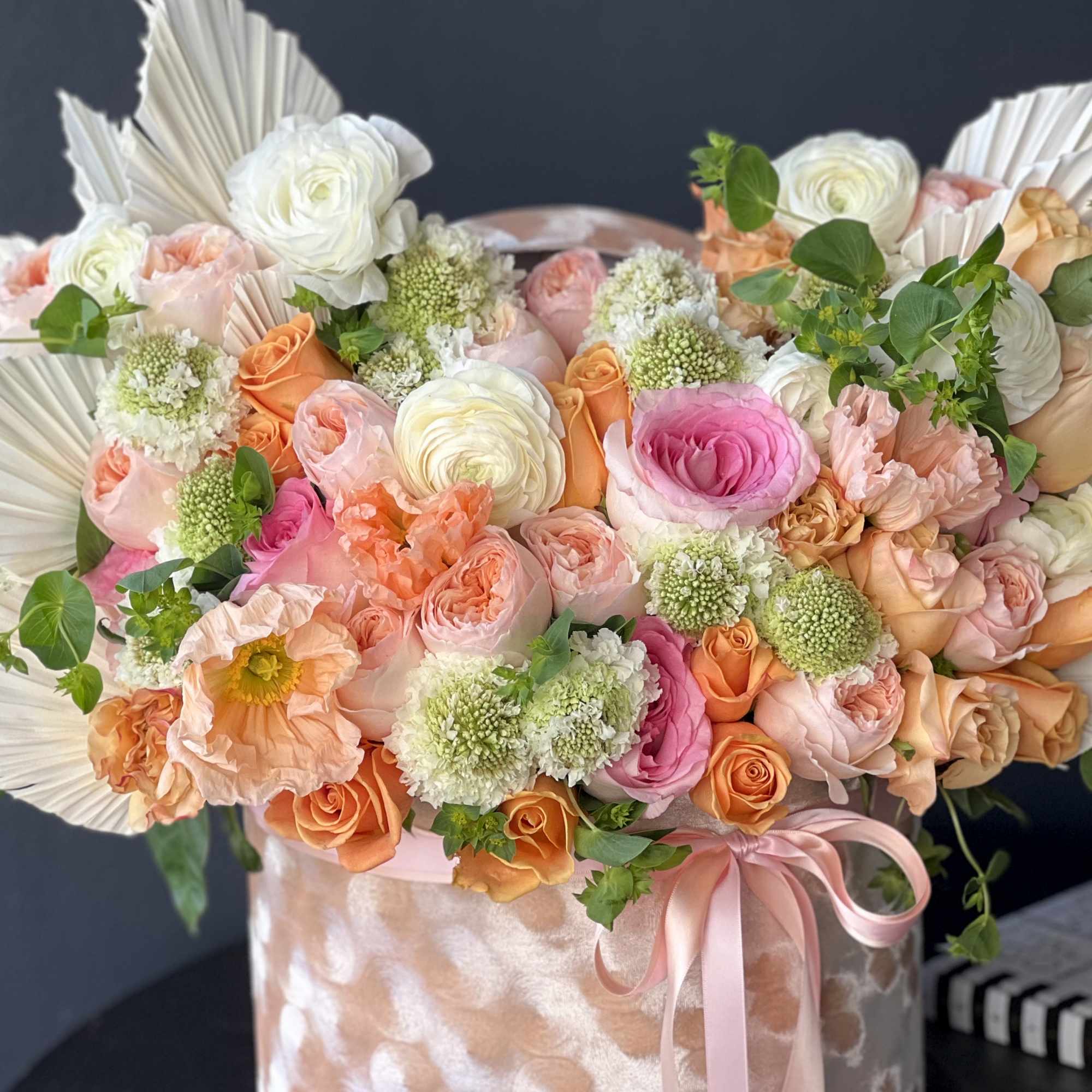 Luxurious arrangement full with flowers.

Includes roses, garden roses, ranunculus seasonal flowers and