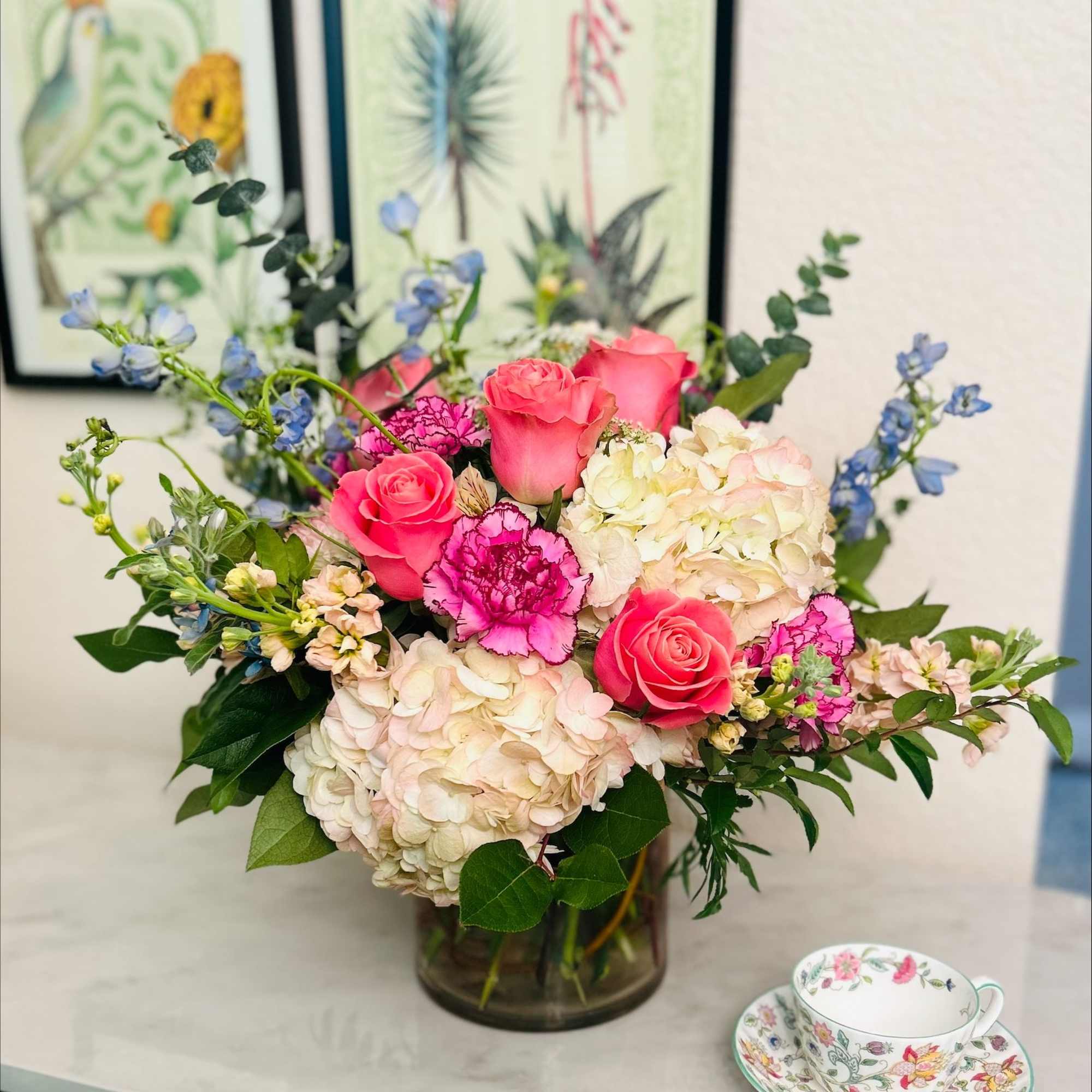 This flower arrangement is a luxurious garden-style bouquet featuring a mix of