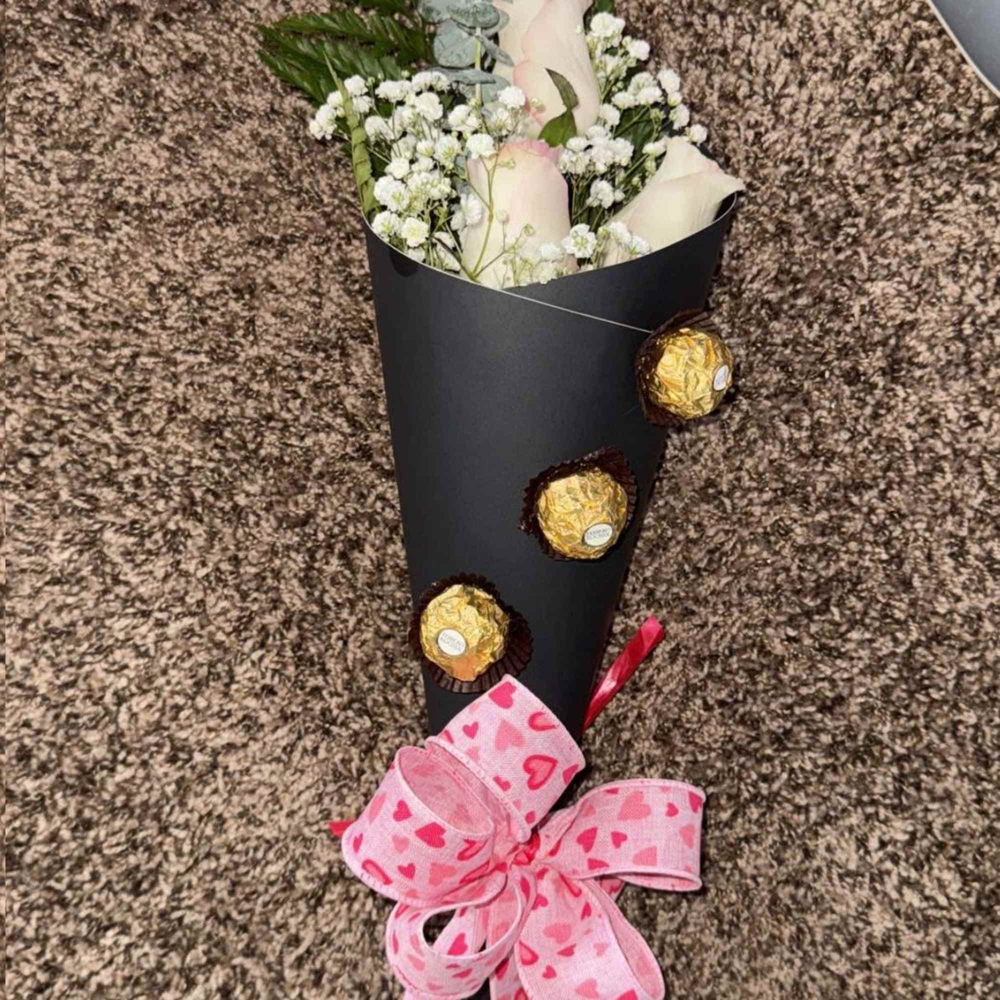 detalle elaborado con chocolates y tres rosas de color de tu preferencia