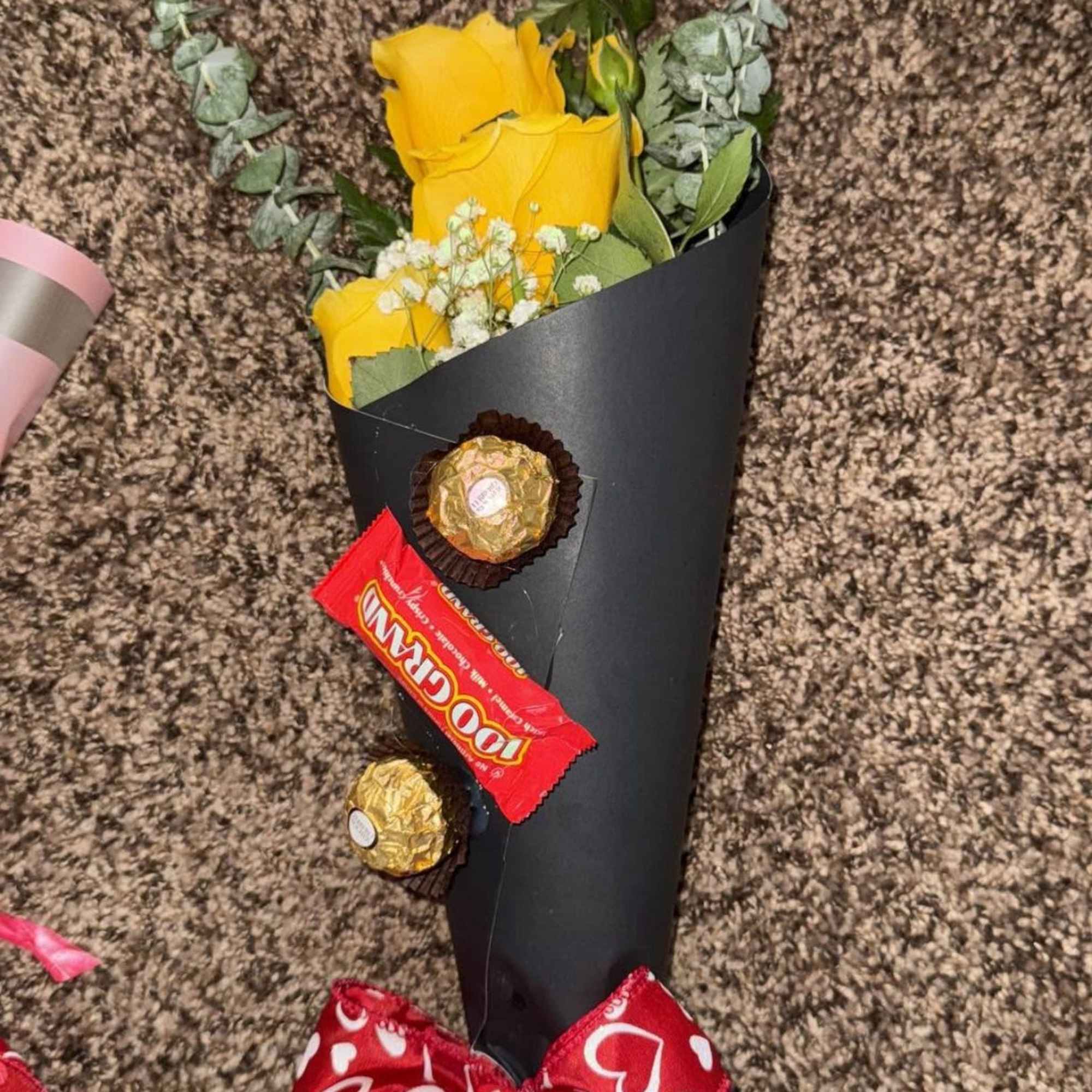 detalle elaborado con chocolates y tres rosas de color de tu preferencia