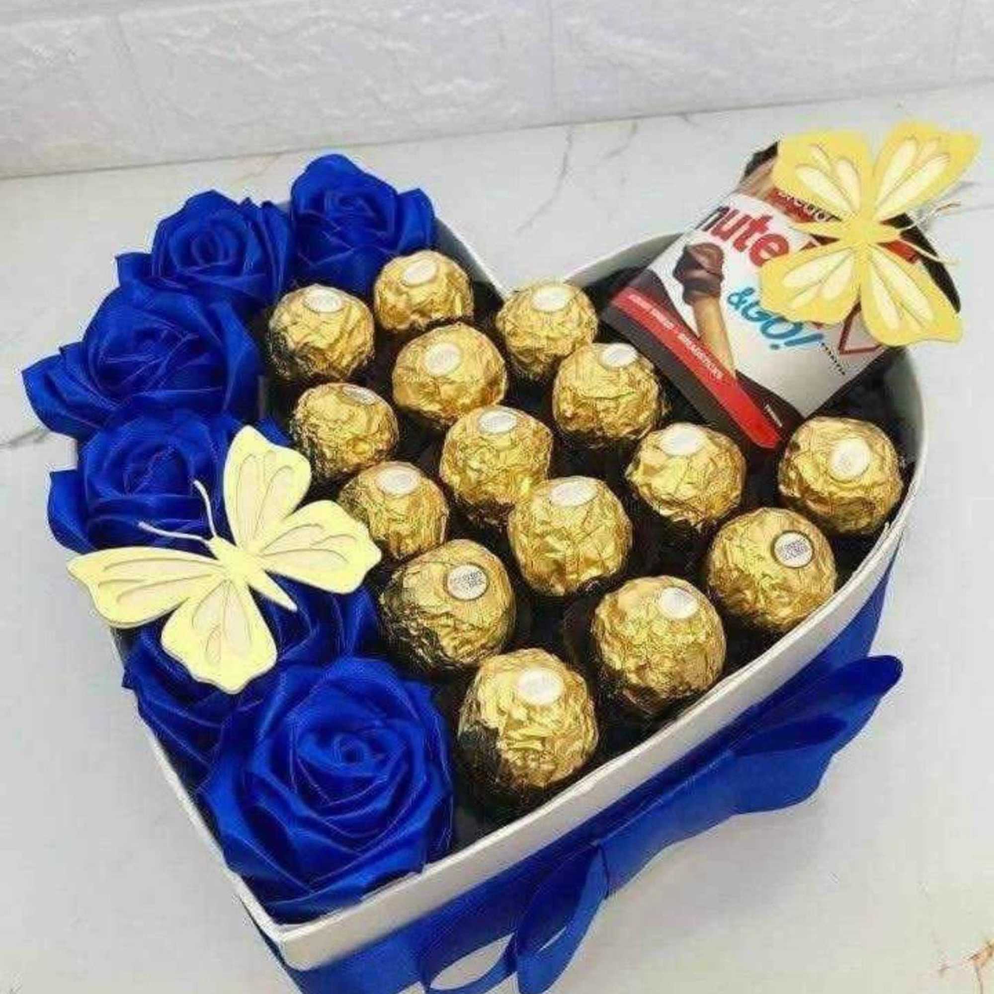 detalles elaborados en cajas en forma de corazon con diferentes dise&ntilde;os en